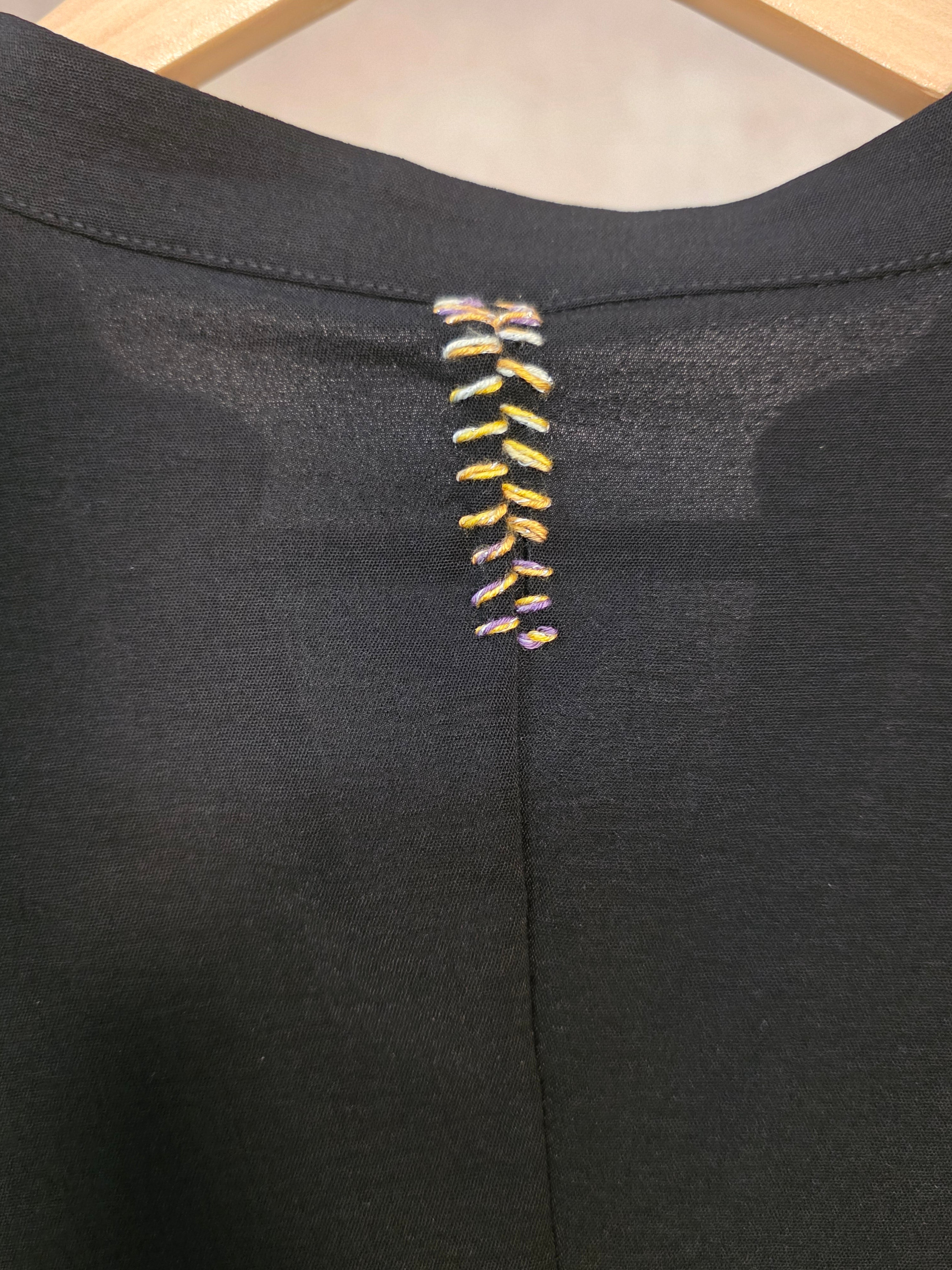 Camicia nera a scollo V