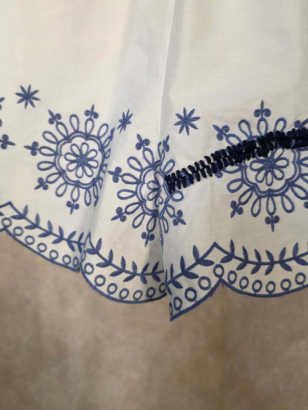 Pantaloncini in cotone ricamato