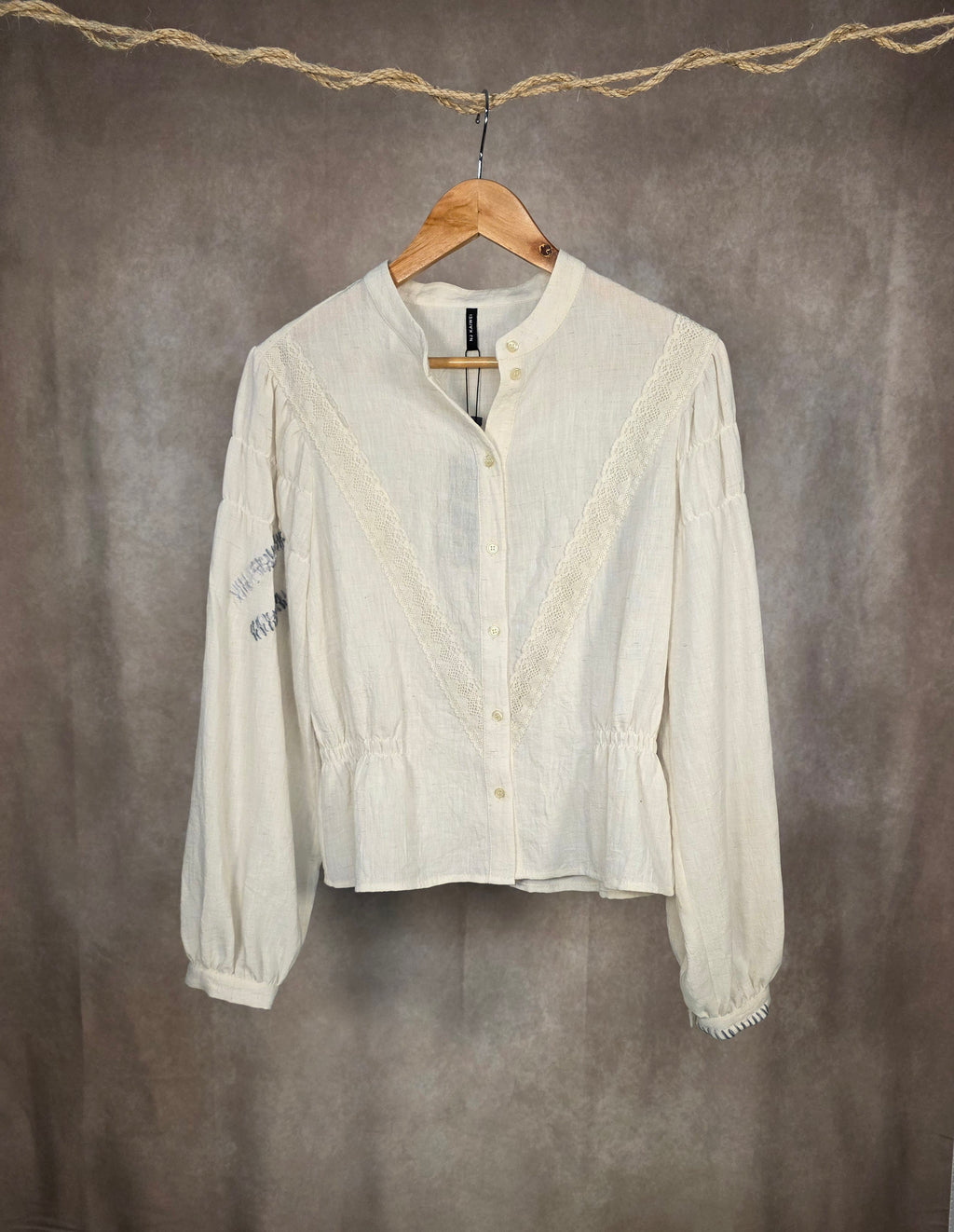 Camicia con inserti in pizzo a maniche lunghe