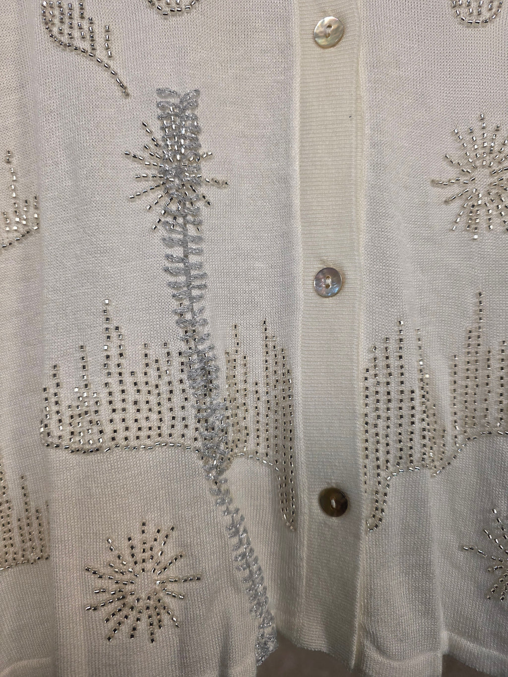 Camicia impreziosita con ricami di perline argentate