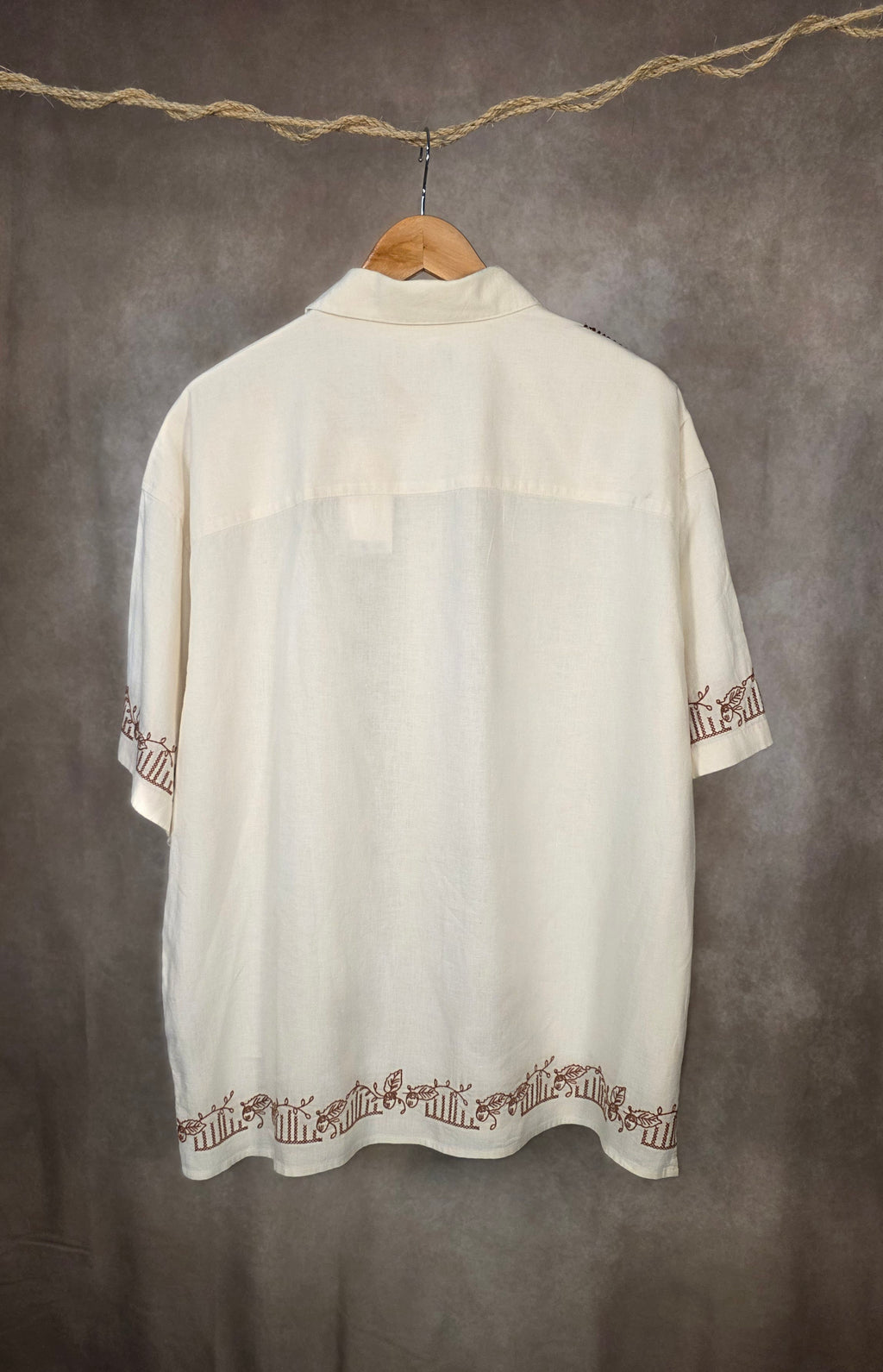 Camicia ricamata con motivi floreali
