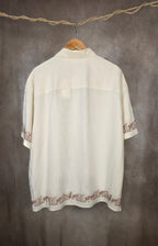 Camicia ricamata con motivi floreali