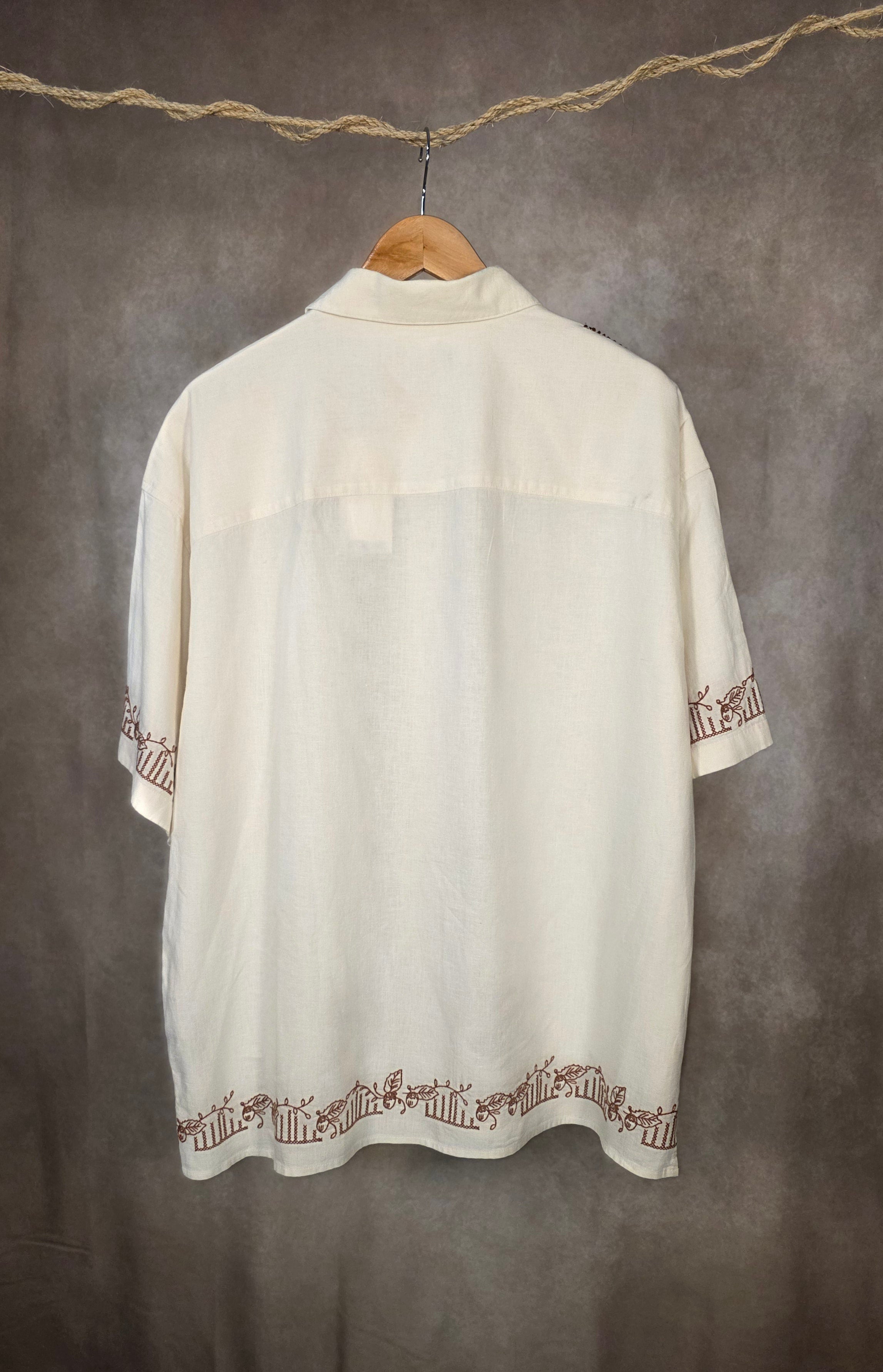 Camicia ricamata con motivi floreali