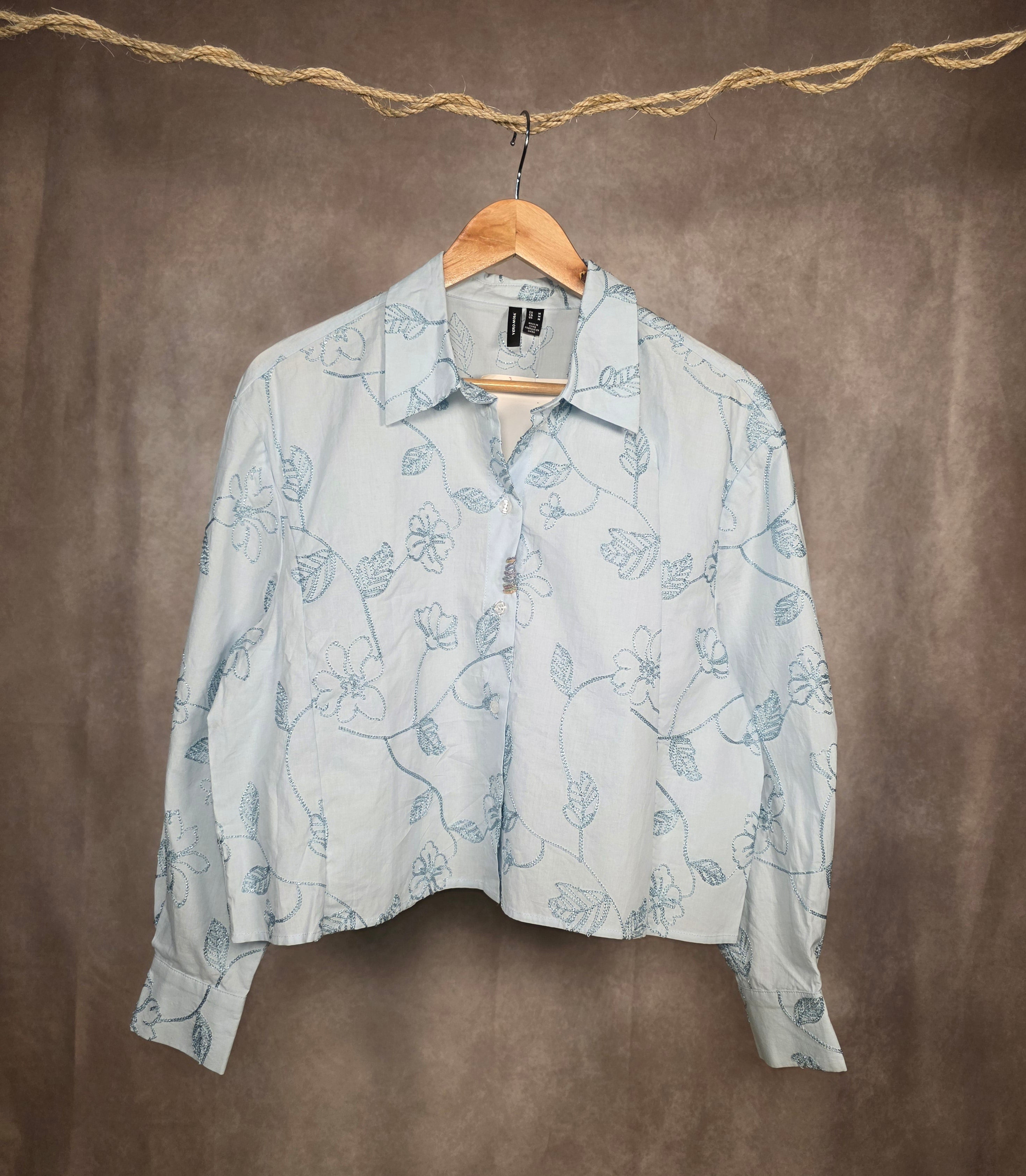 Camicia con ricami floreali
