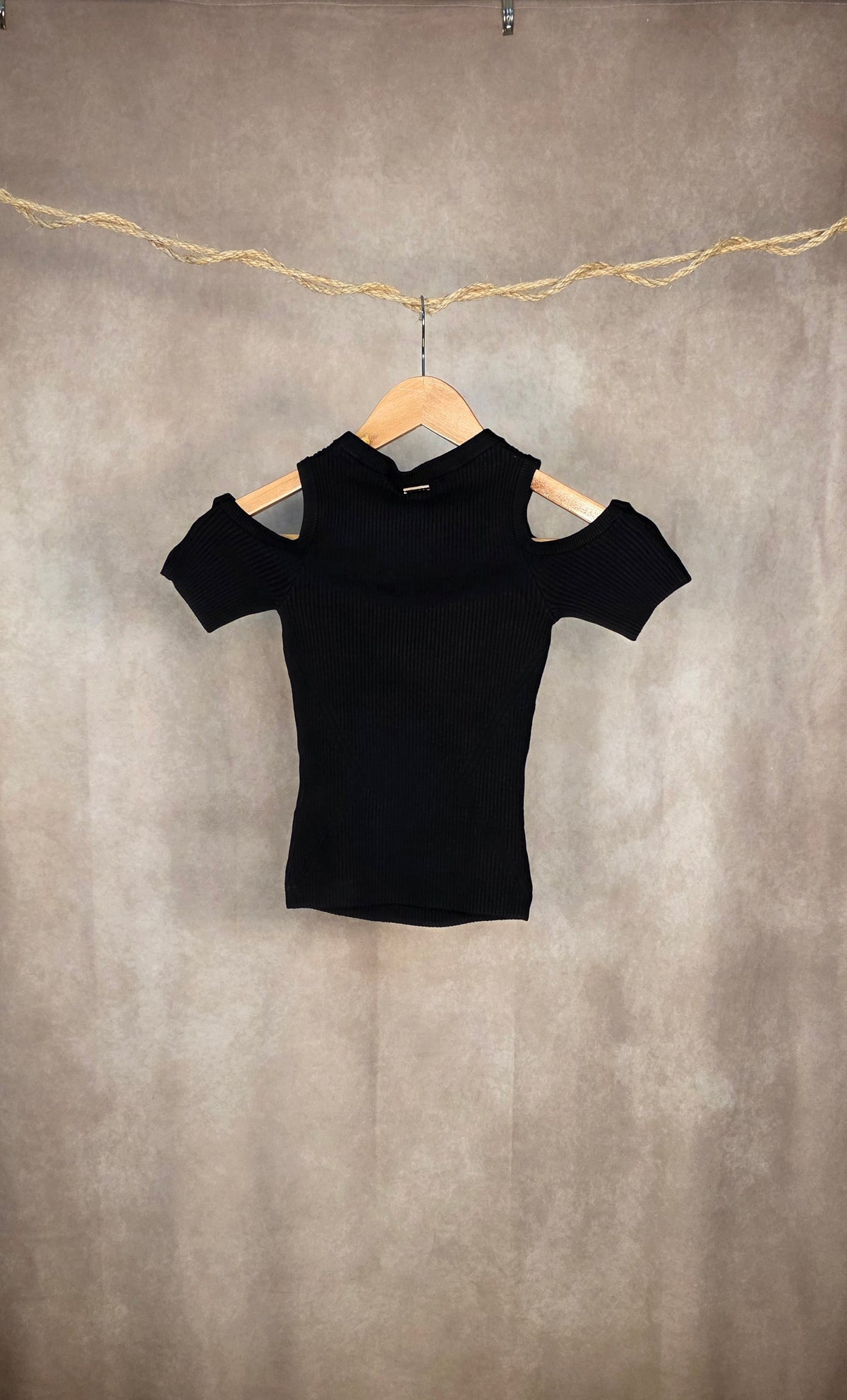 Top nero Marciano by Guess con cut-out sulle spalle