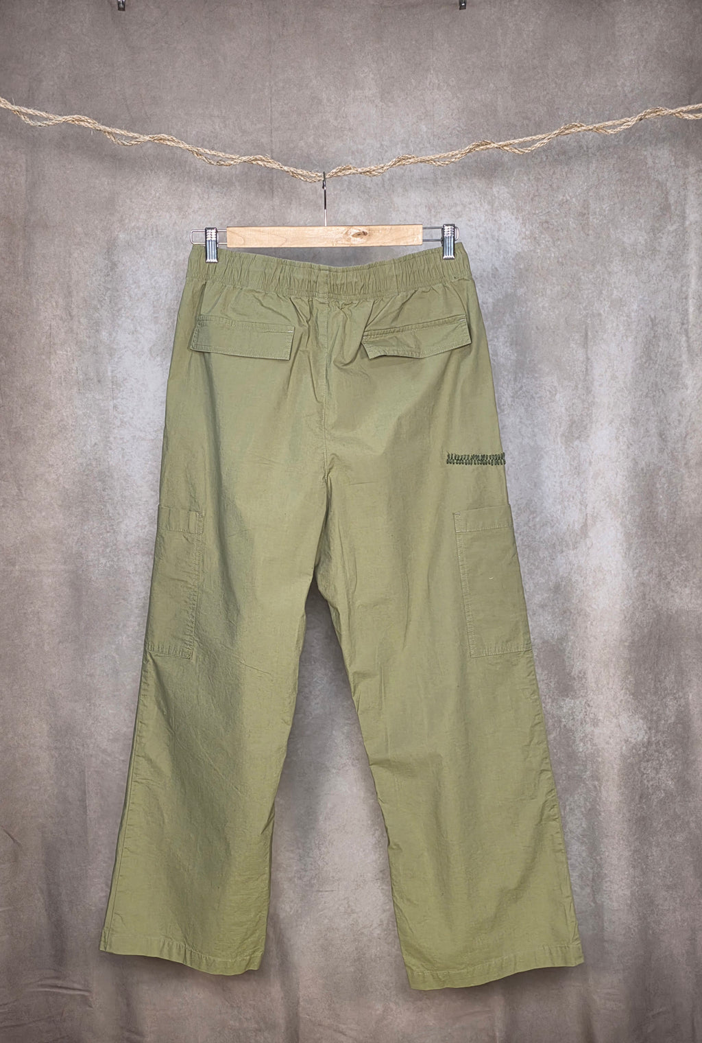 Pantaloni a gamba dritta con vita elasticizzata