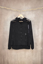 Camicia nera con inserti di pizzo