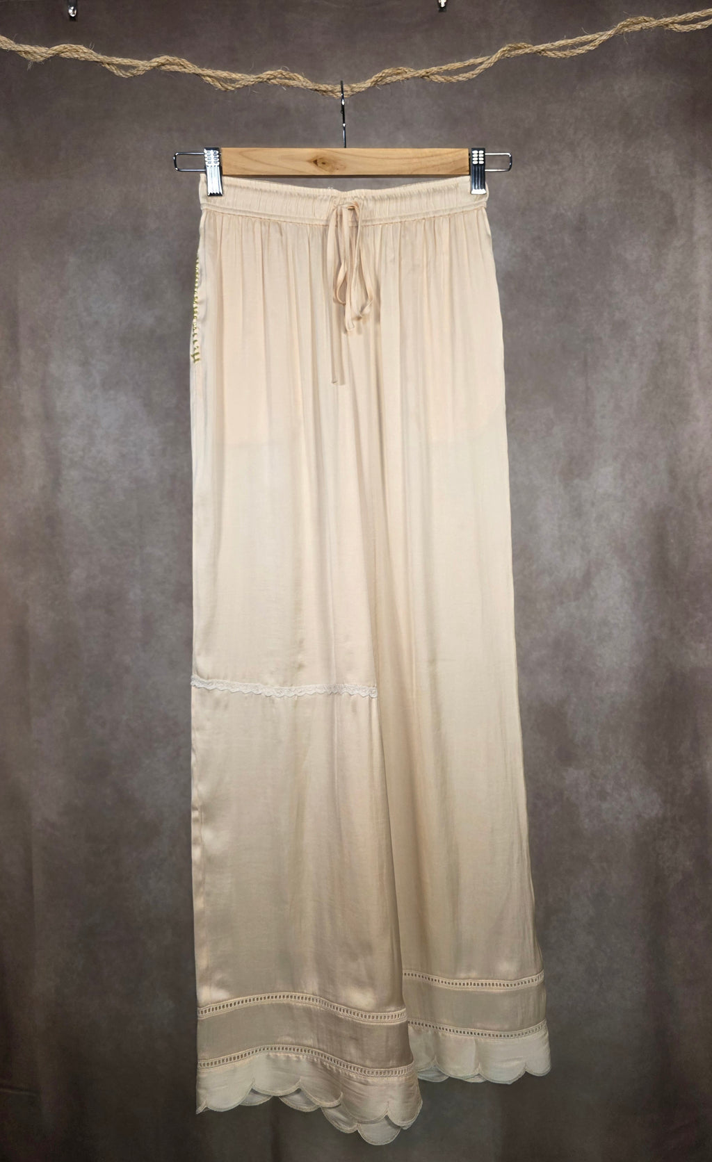 Pantalone con dettaglio in pizzo