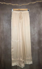Pantalone con dettaglio in pizzo