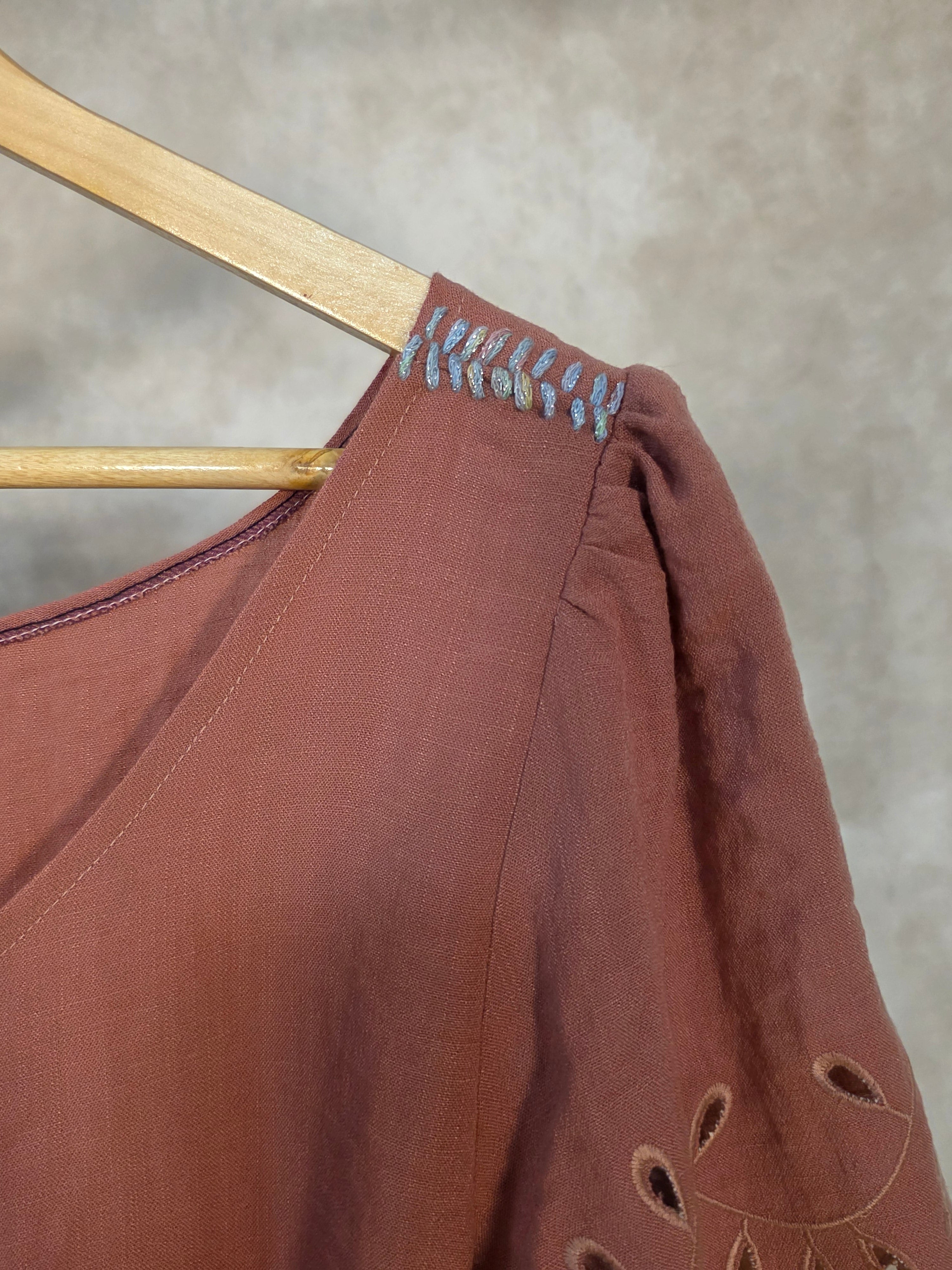 Abito camicia con inserti traforati