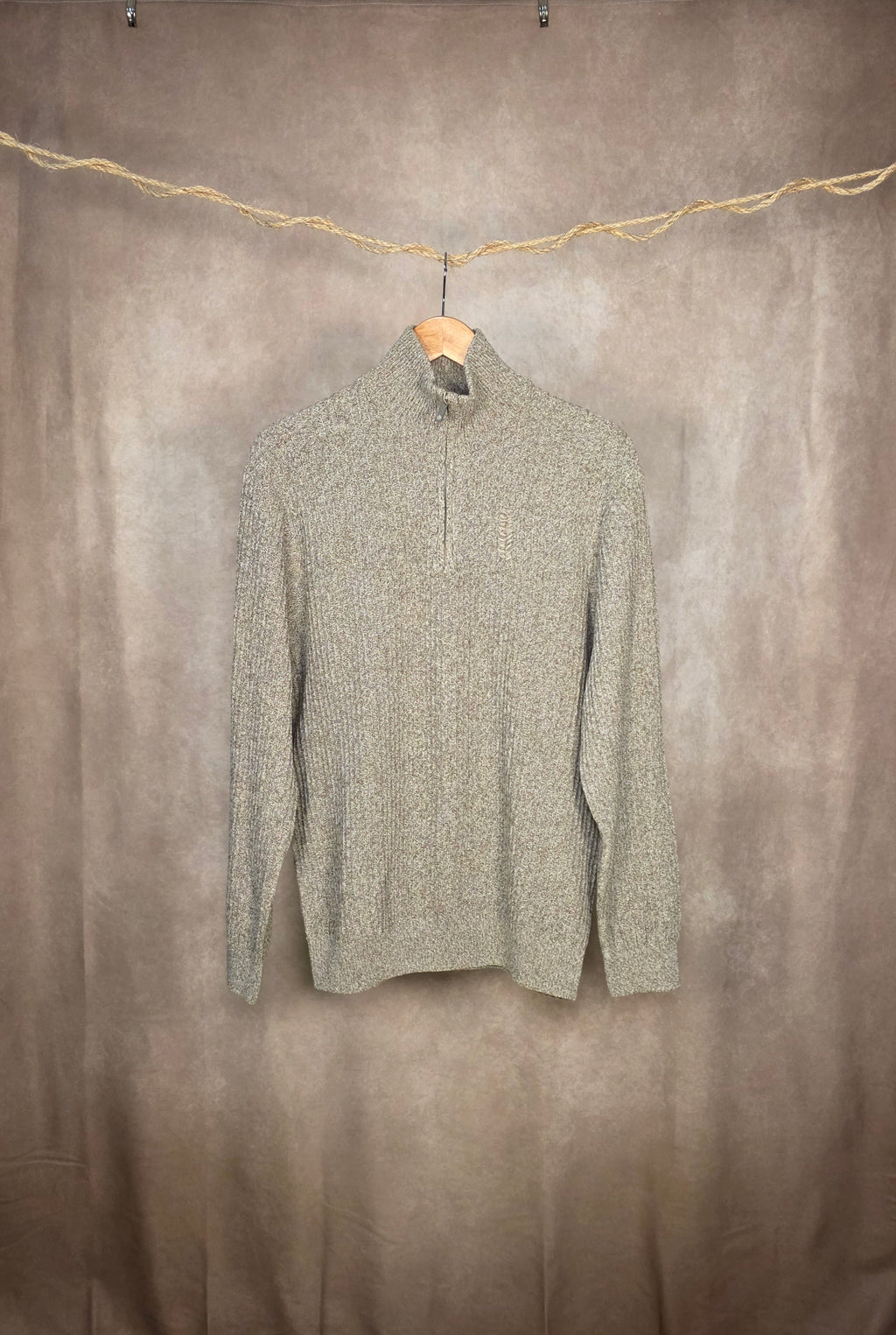 Maglione a coste con mezza zip