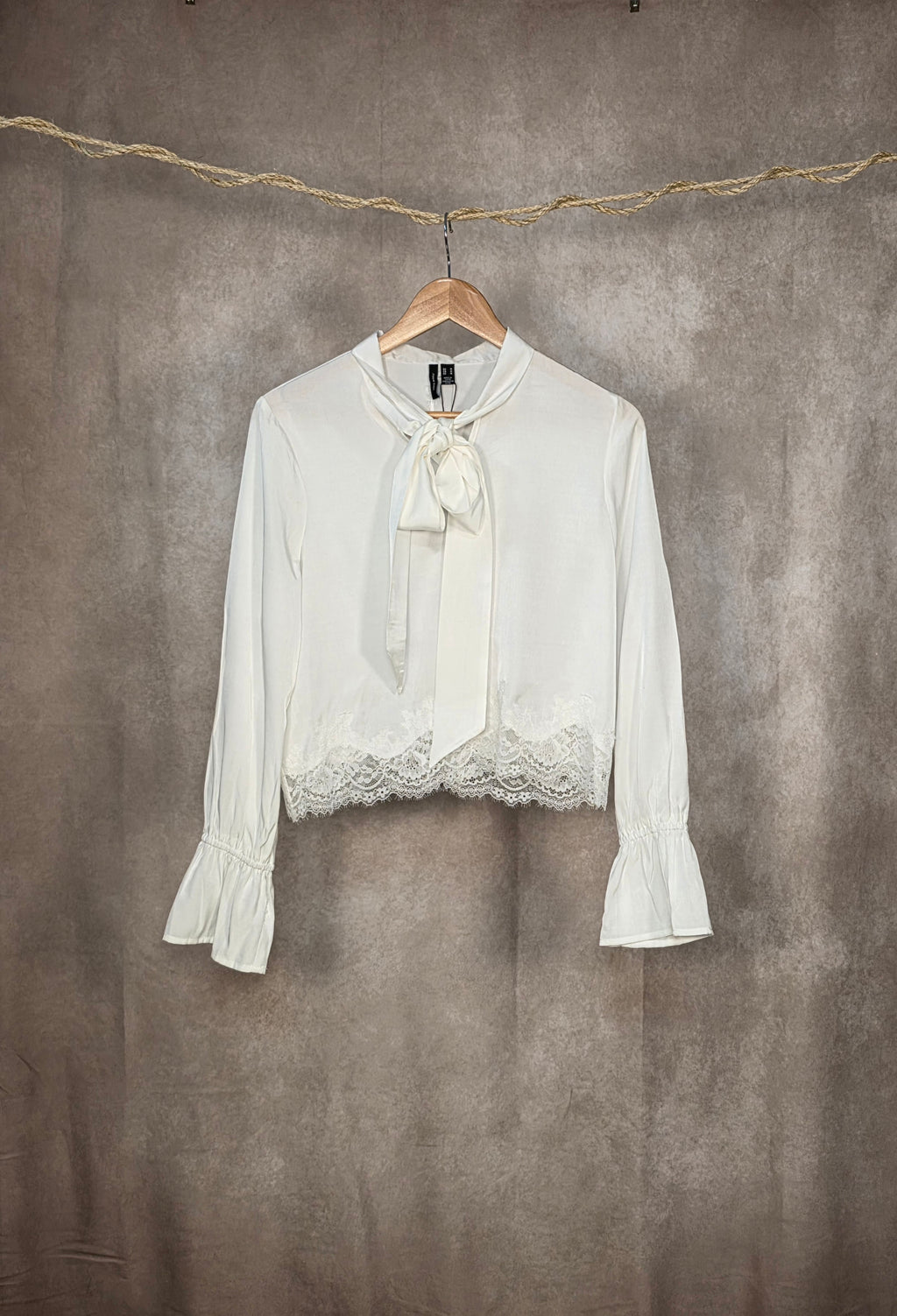 Camicia bianca a maniche lunghe con orlo in pizzo