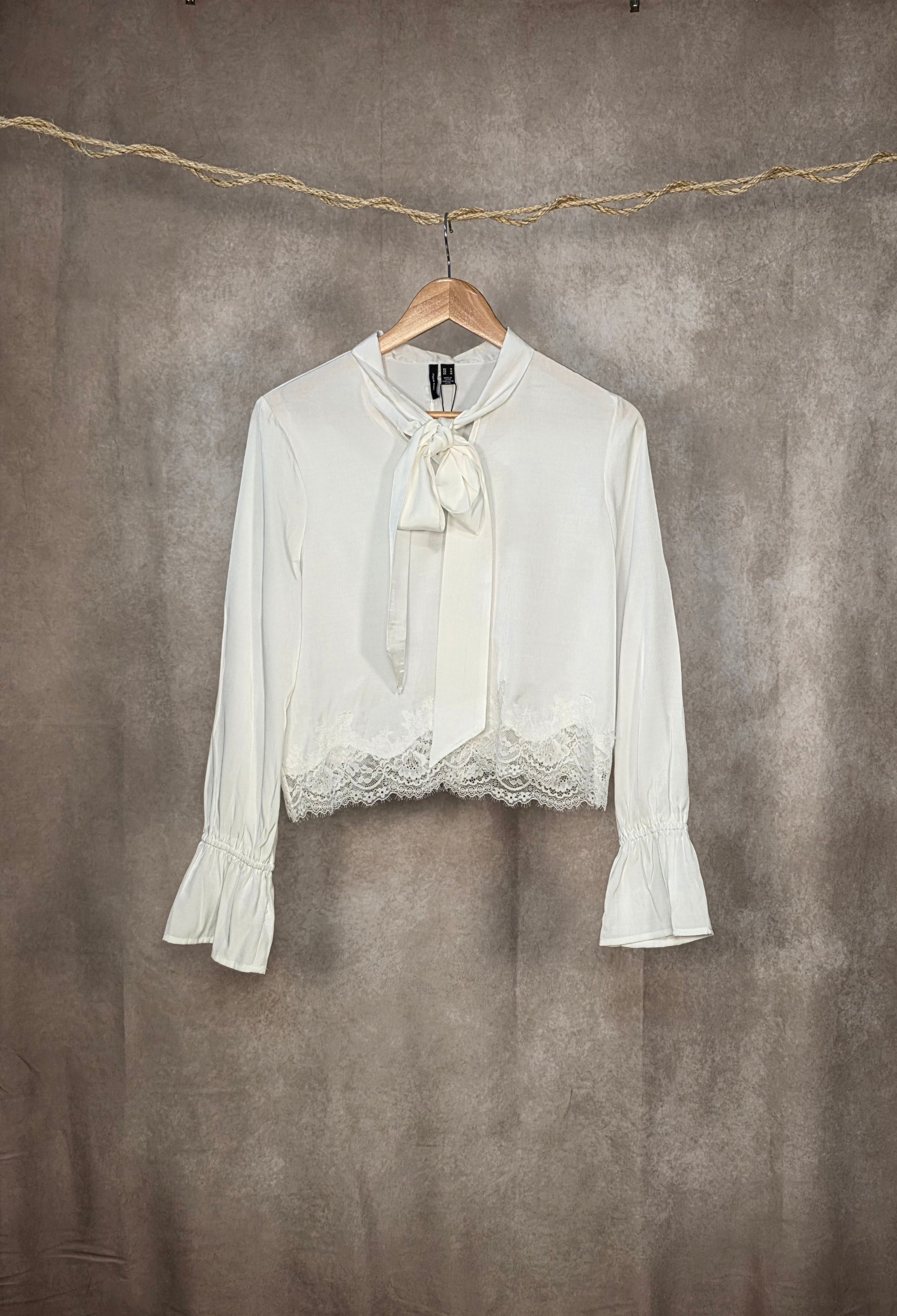 Camicia bianca a maniche lunghe con orlo in pizzo