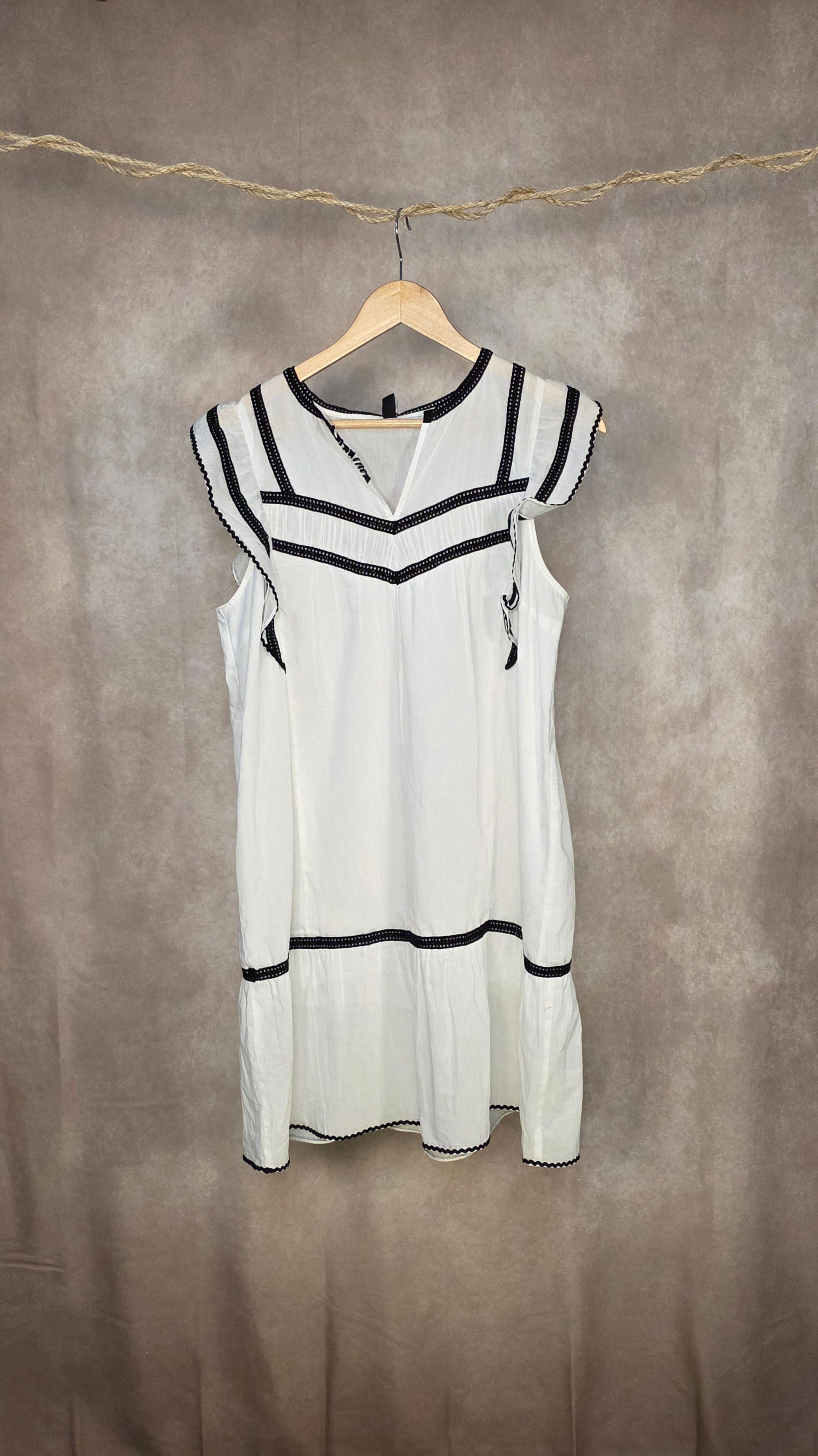 Abito mini boho con ricami a contrasto