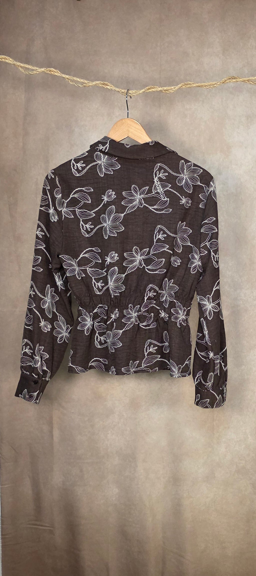 Camicia con fantasia floreale a contrasto