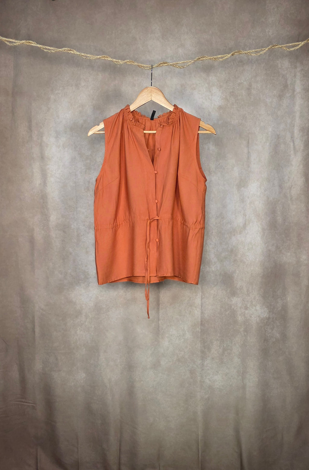 Camicia smanicata con scollo arricciato