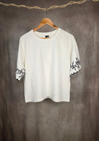 Camicia con ricami floreali
