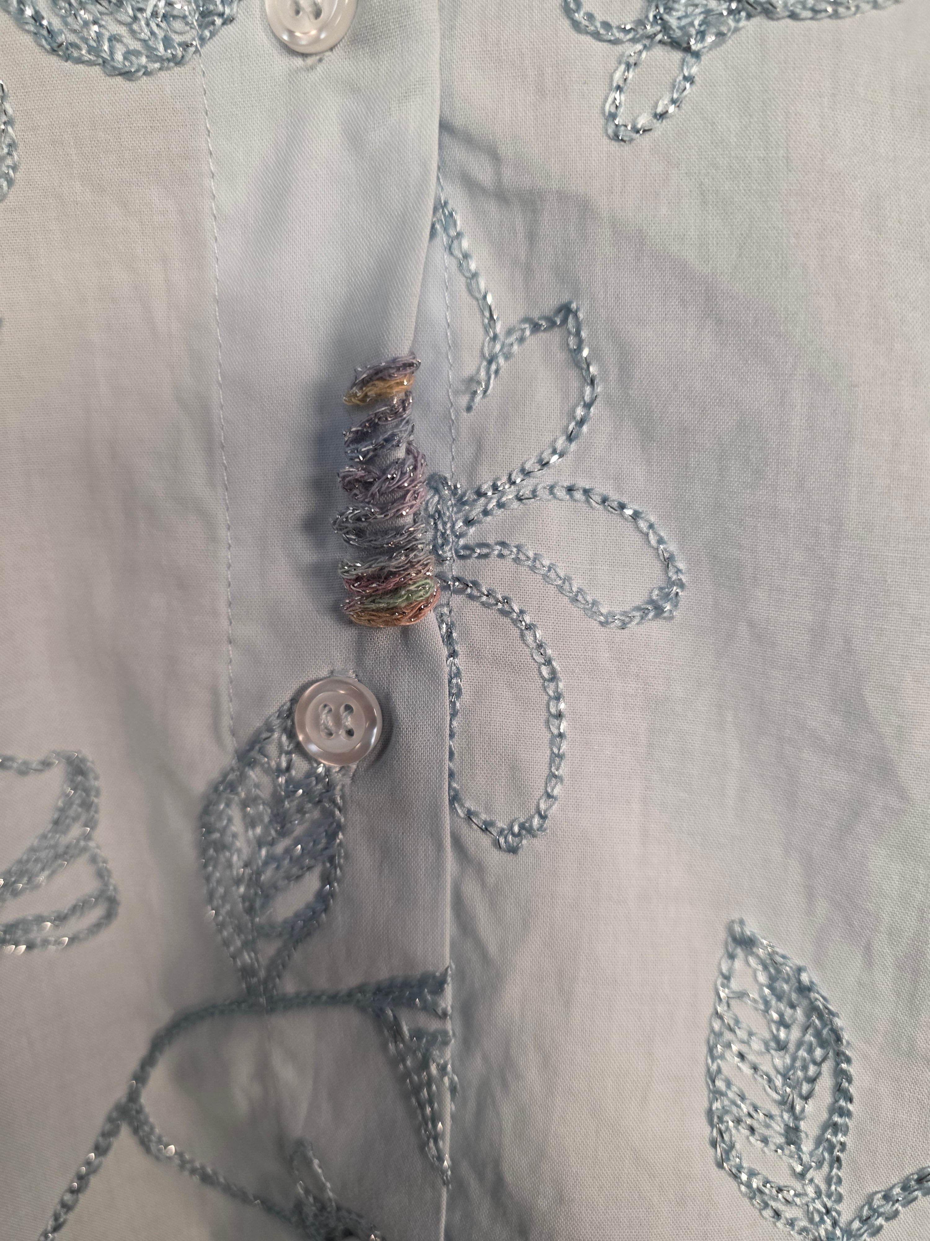 Camicia con ricami floreali