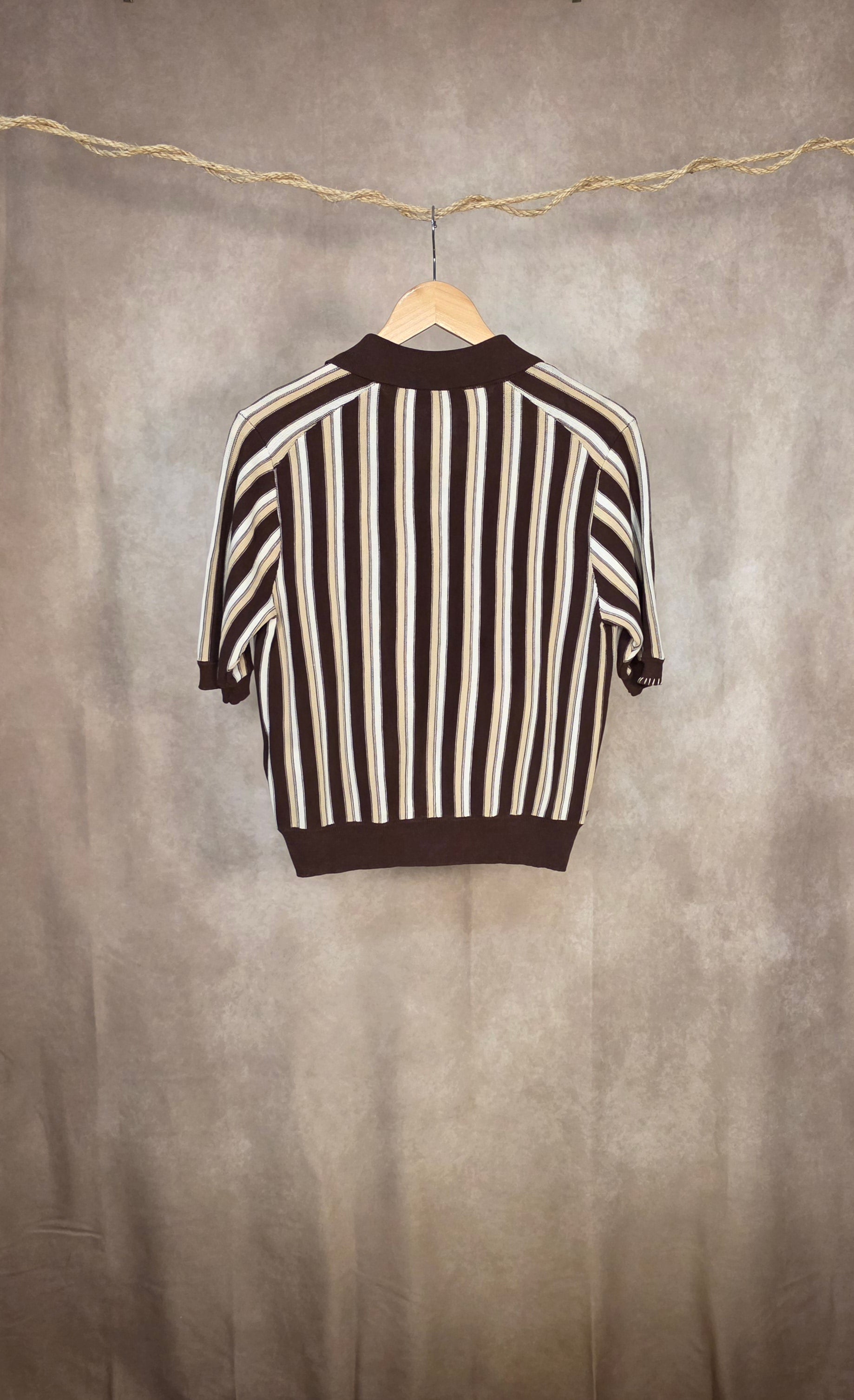 Top a righe con collo a polo
