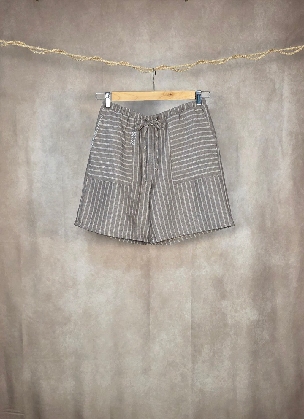 Shorts gessati a vestibilità morbida con tasche frontali