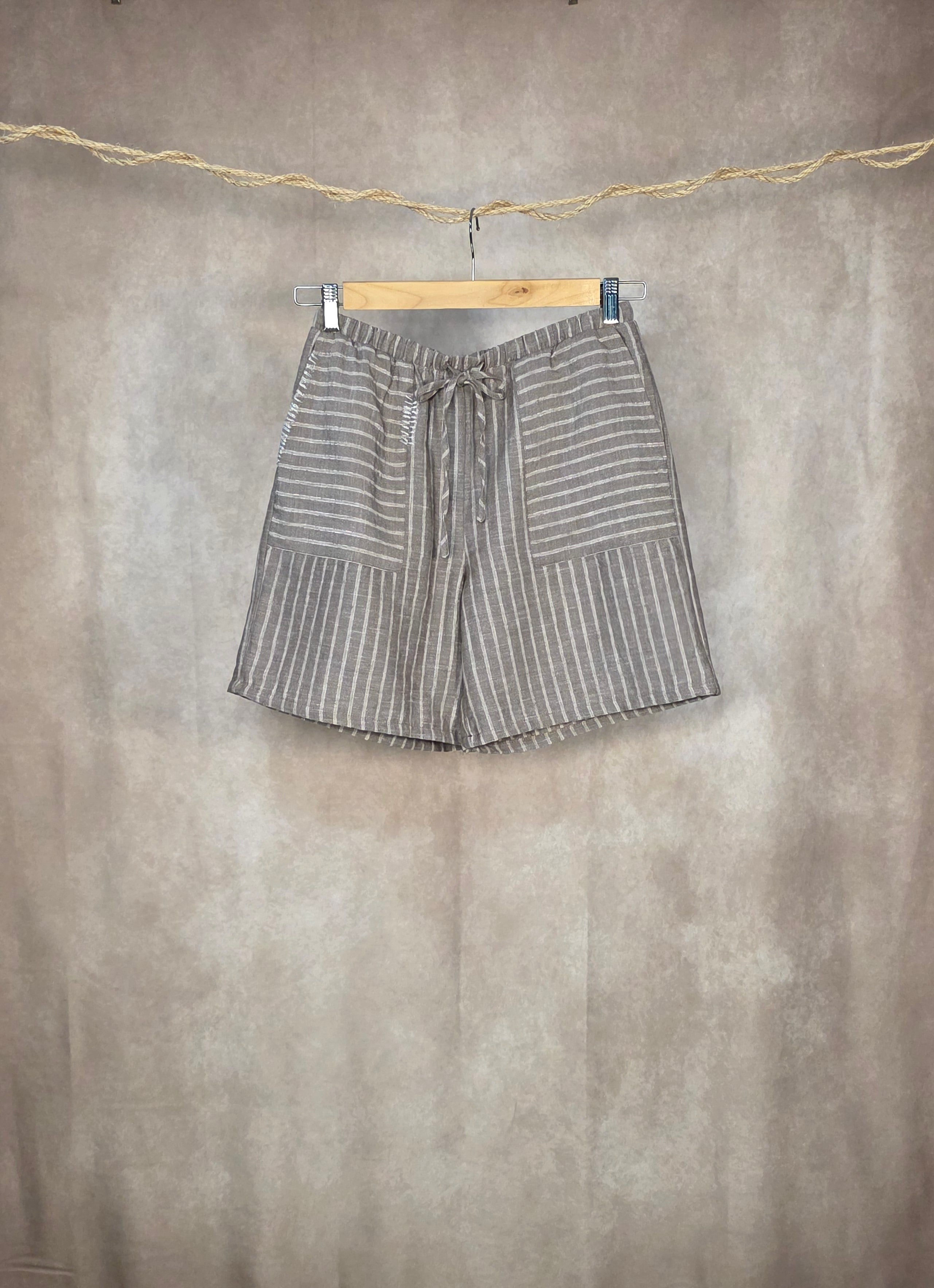 Shorts gessati a vestibilità morbida con tasche frontali