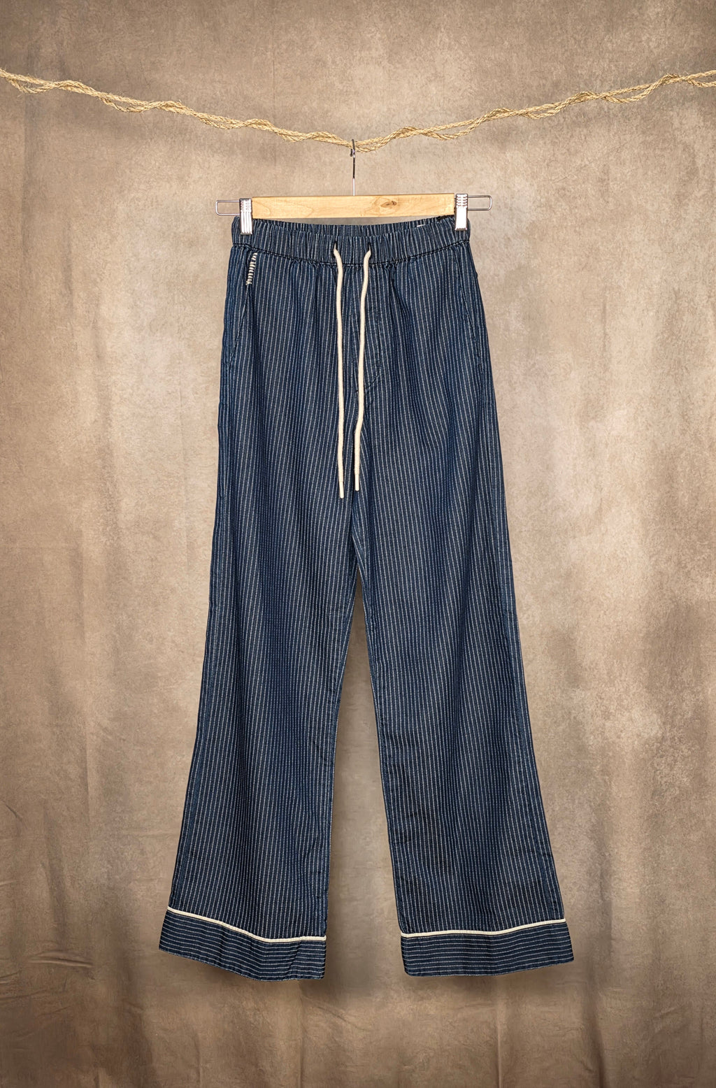 Pantaloni ampi a righe con elastico in vita
