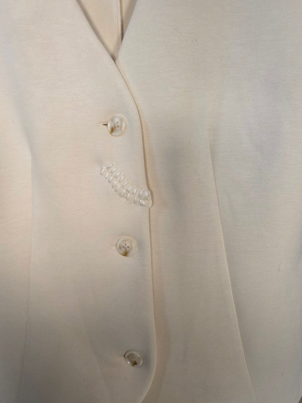 Gilet a scollo V con bottoni color avorio