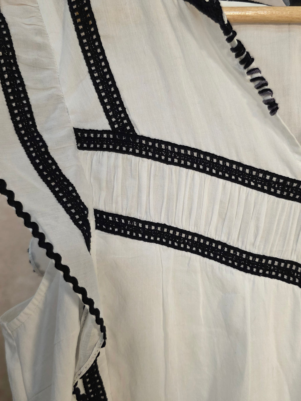 Abito mini boho con ricami a contrasto