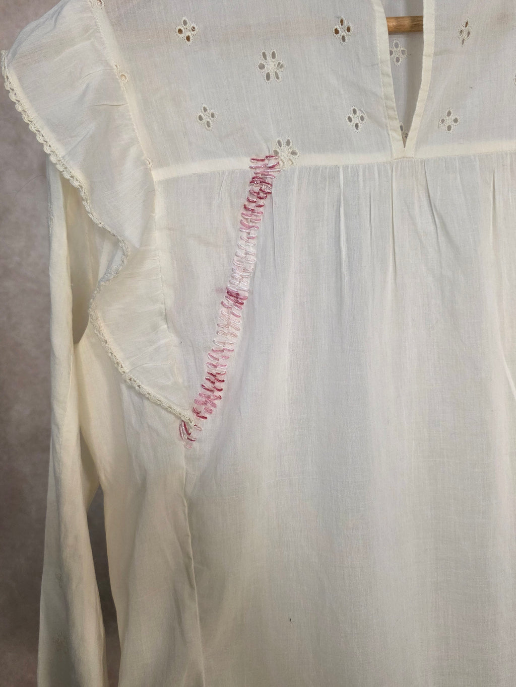 Camicia con ricamo sangallo e volant