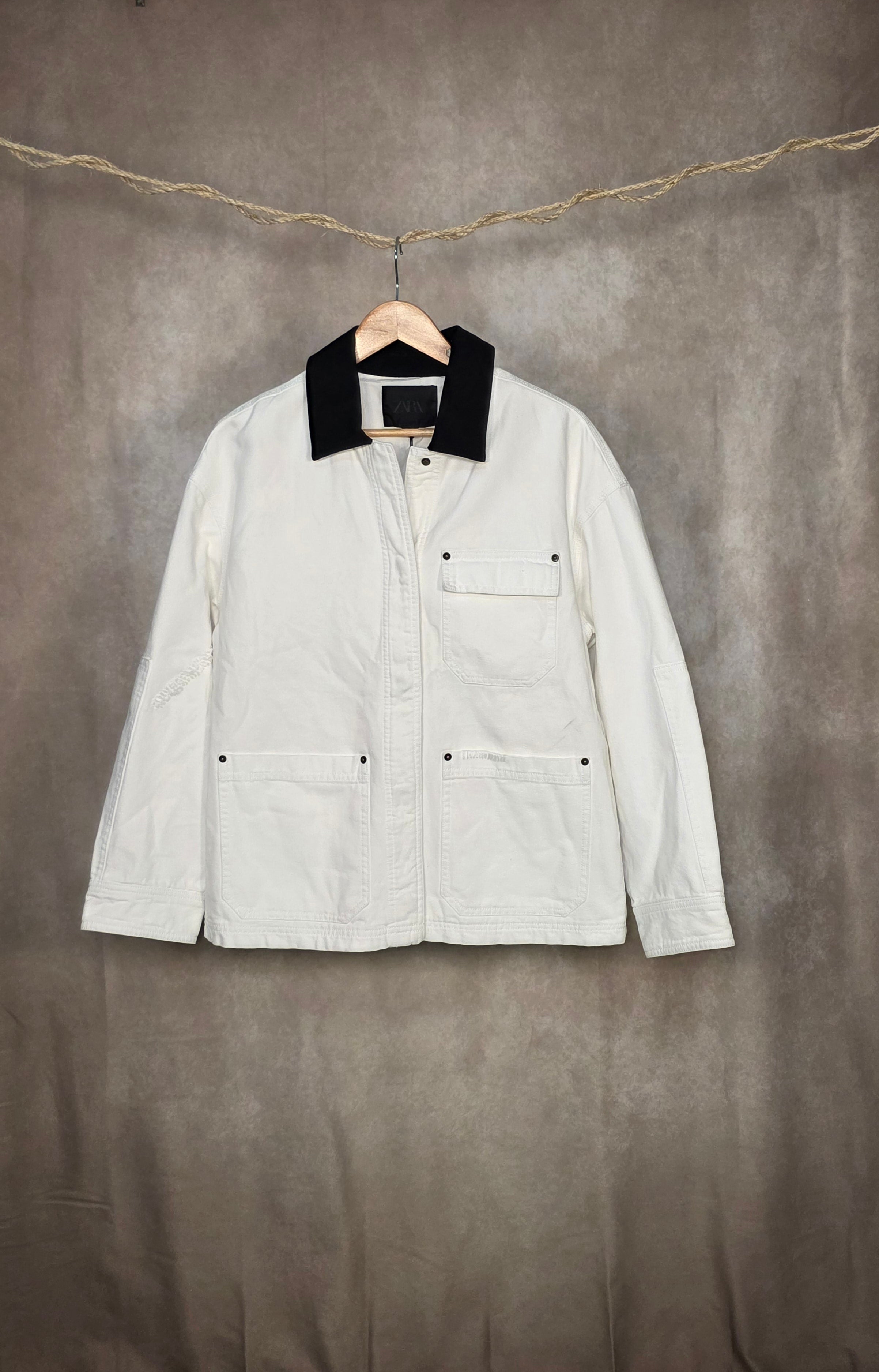 Giacca in denim bianco con collo a contrasto oversized