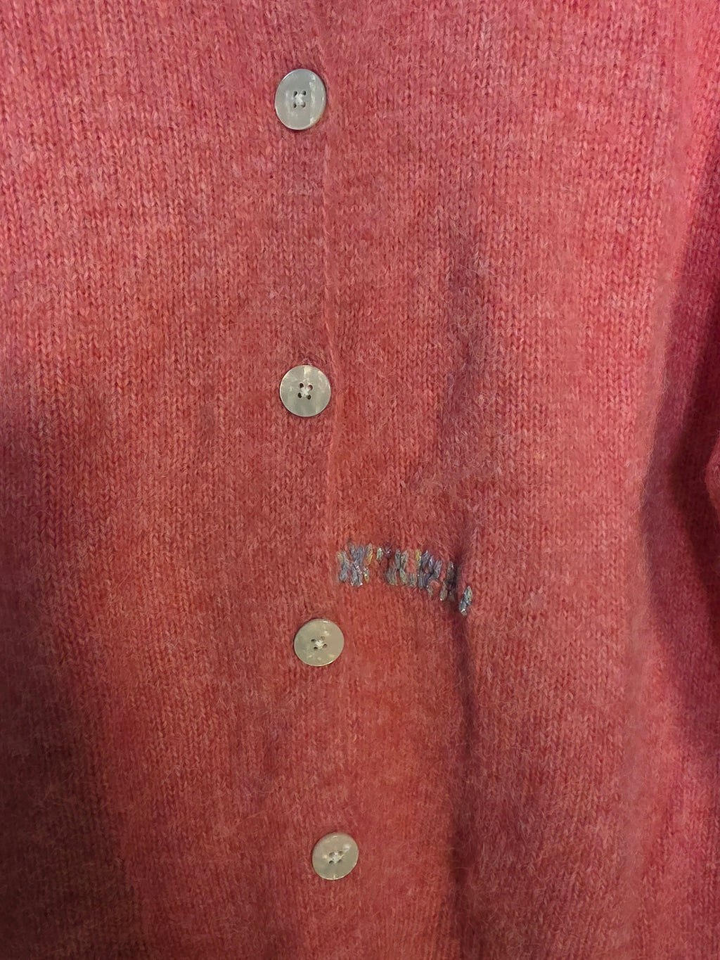 Cardigan rosa con bottoni