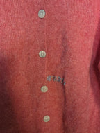 Cardigan rosa con bottoni
