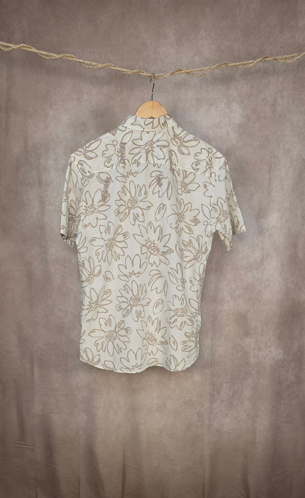 Camicia con stampa floreale neutra