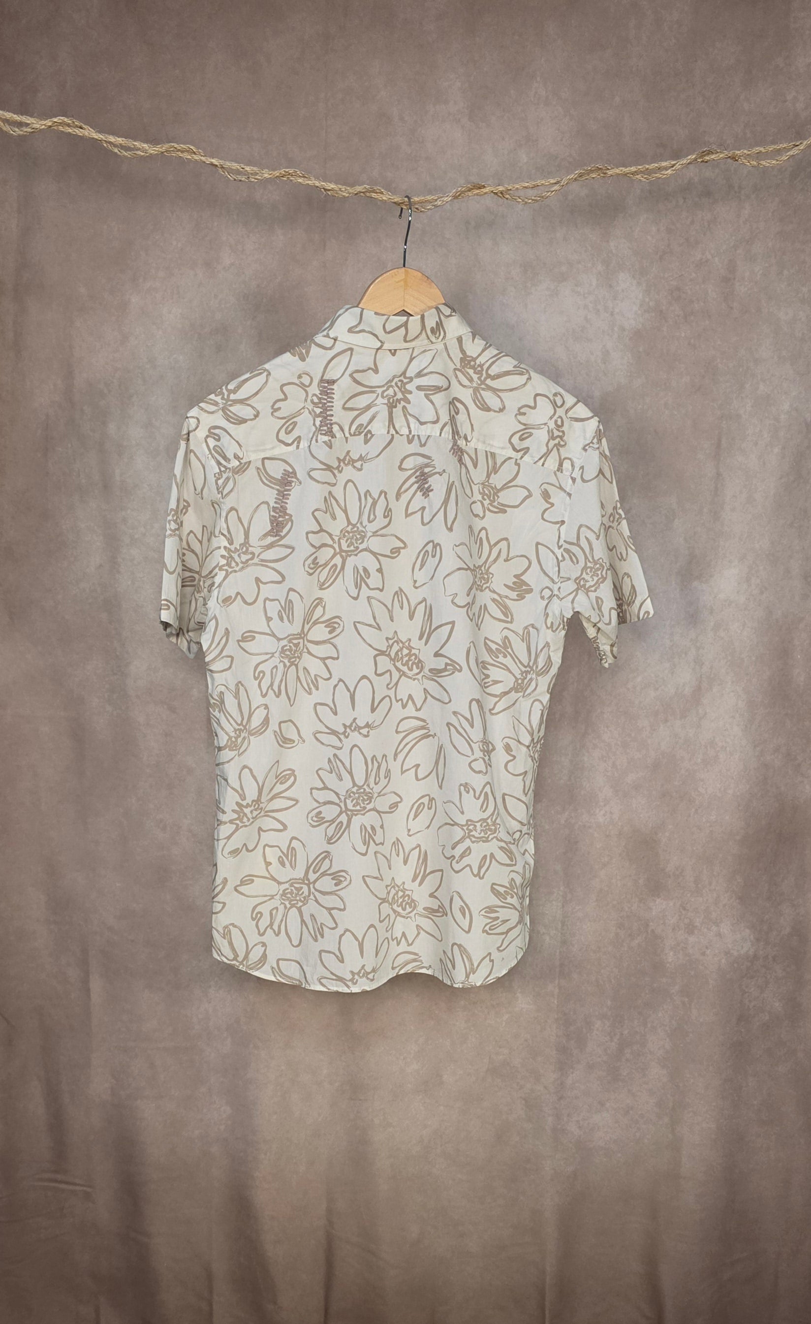Camicia con stampa floreale neutra