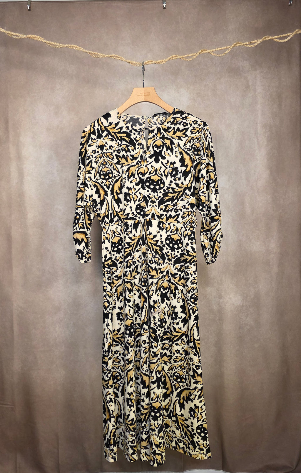 Abito lungo con stampa astratta all-over