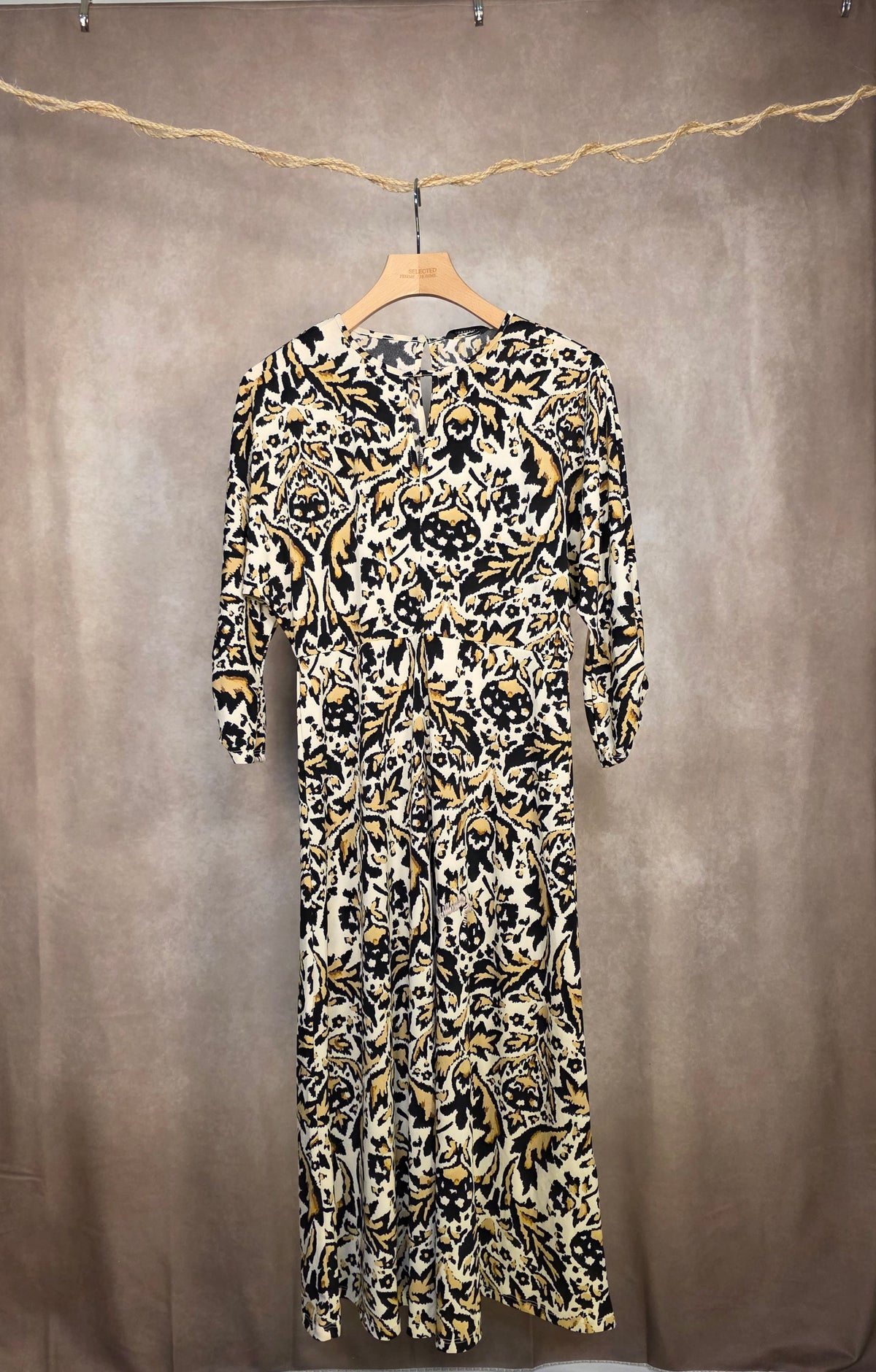 Abito lungo con stampa astratta all-over