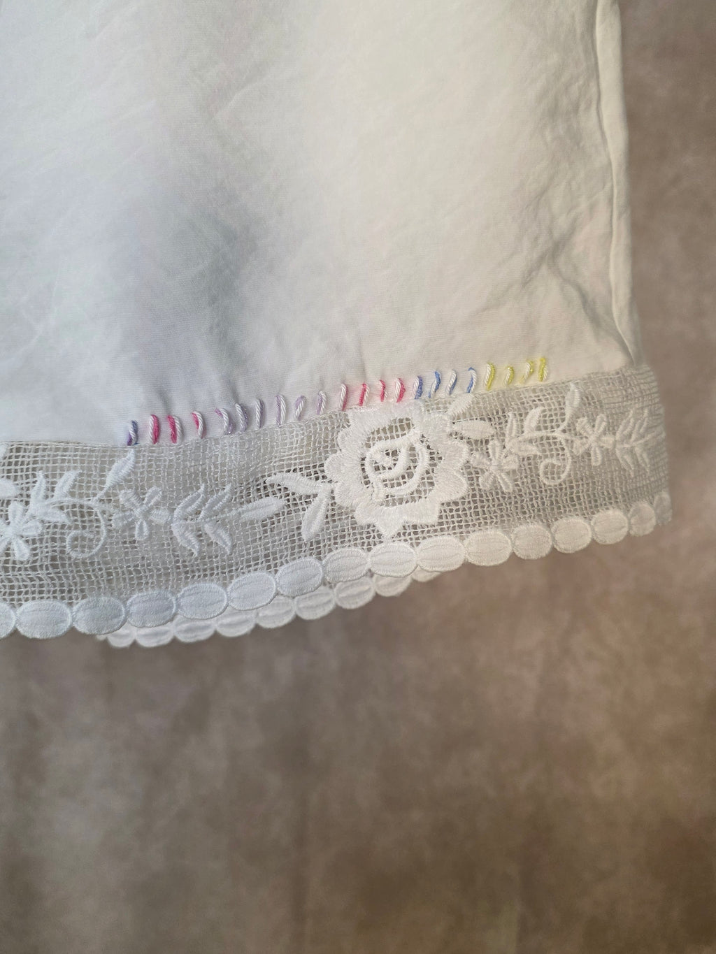 Pantaloncini con bordi in pizzo