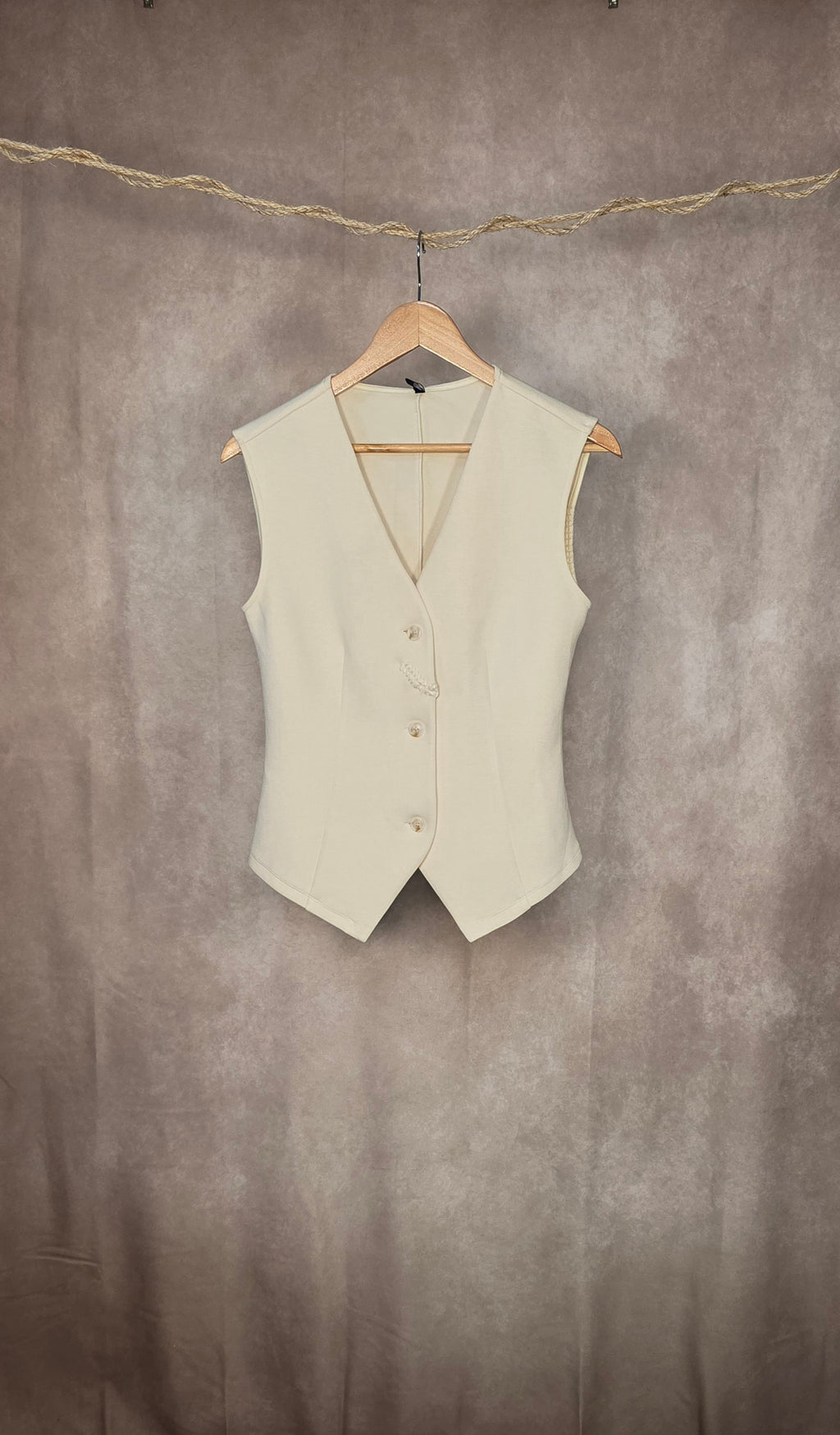 Gilet a scollo V con bottoni color avorio