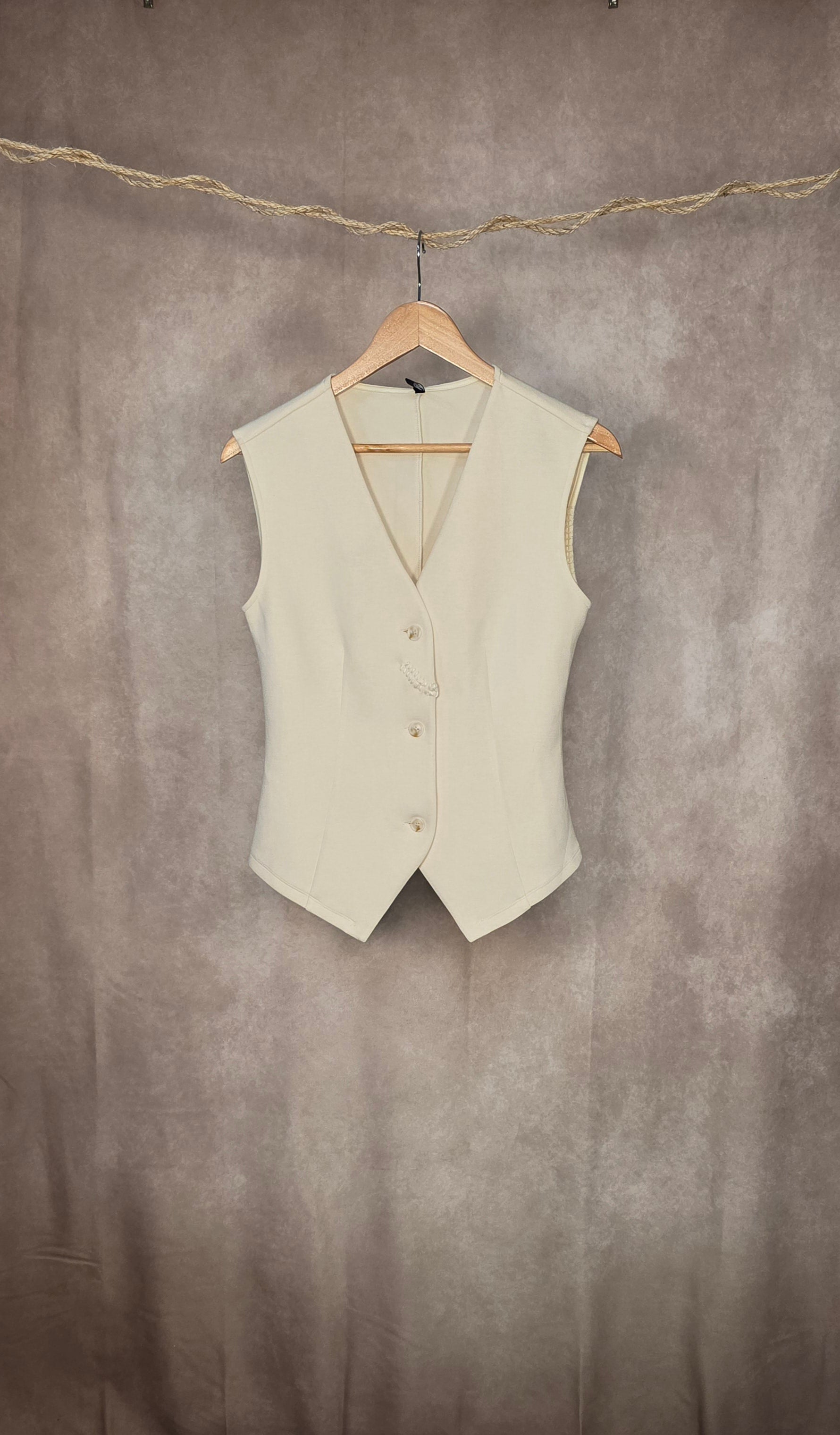 Gilet a scollo V con bottoni color avorio