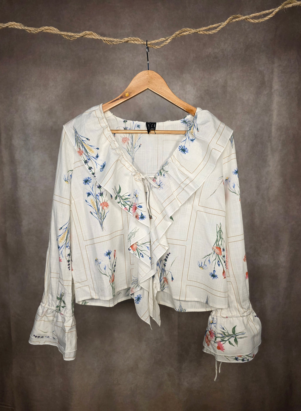 Camicia fantasia floreale e volant