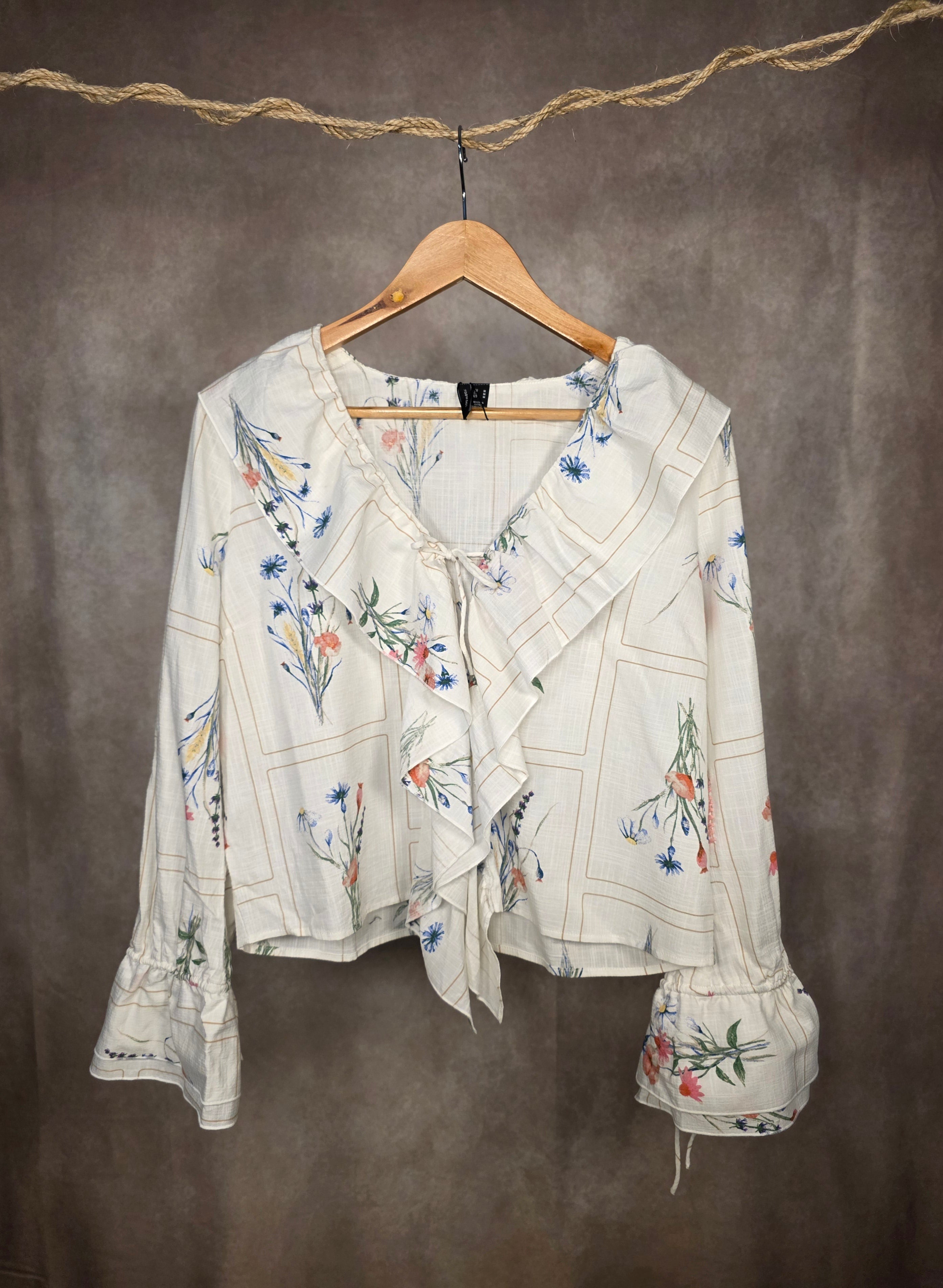 Camicia fantasia floreale e volant
