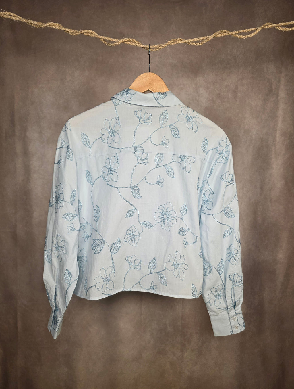 Camicia con ricami floreali