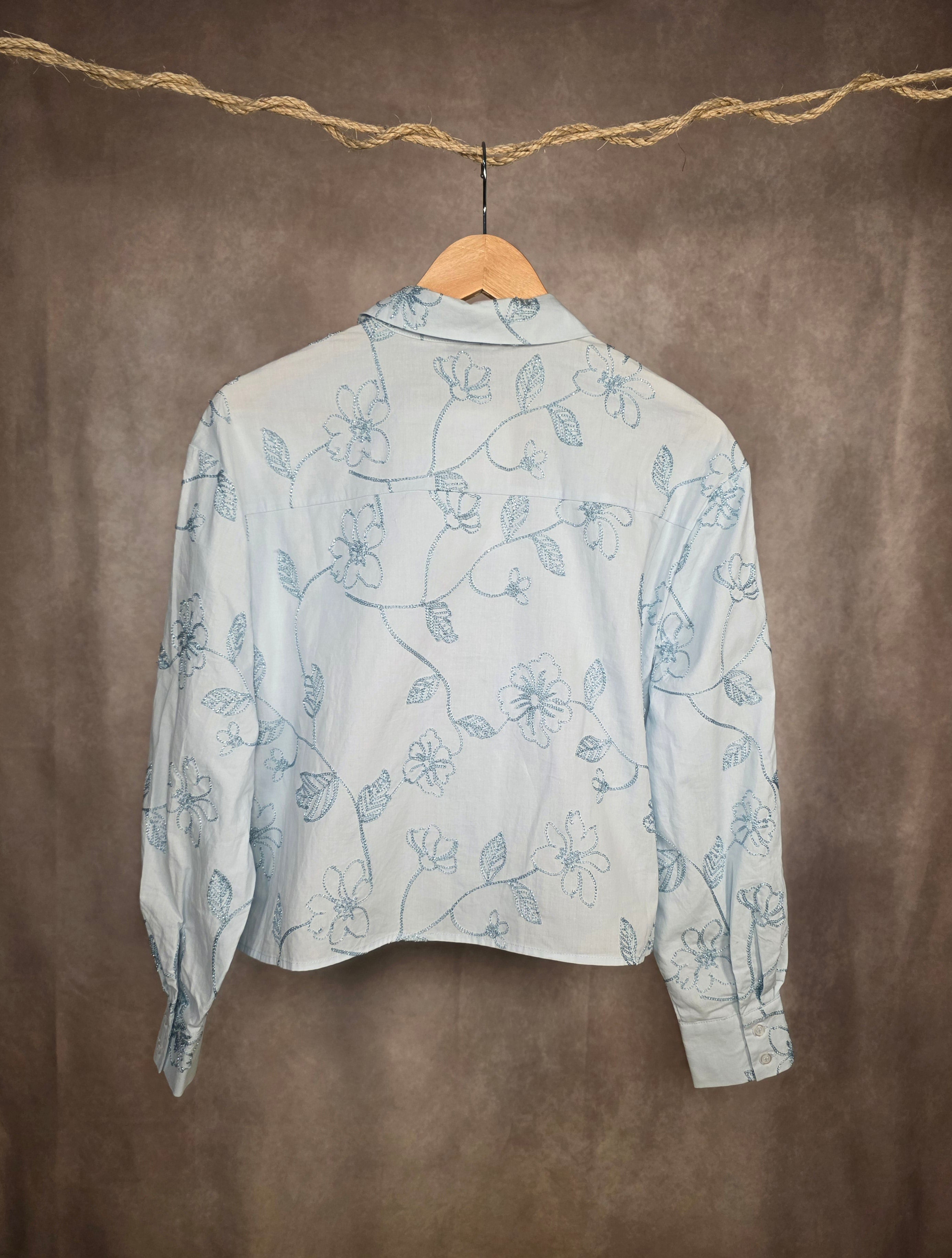 Camicia con ricami floreali
