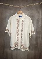 Camicia ricamata con motivi floreali
