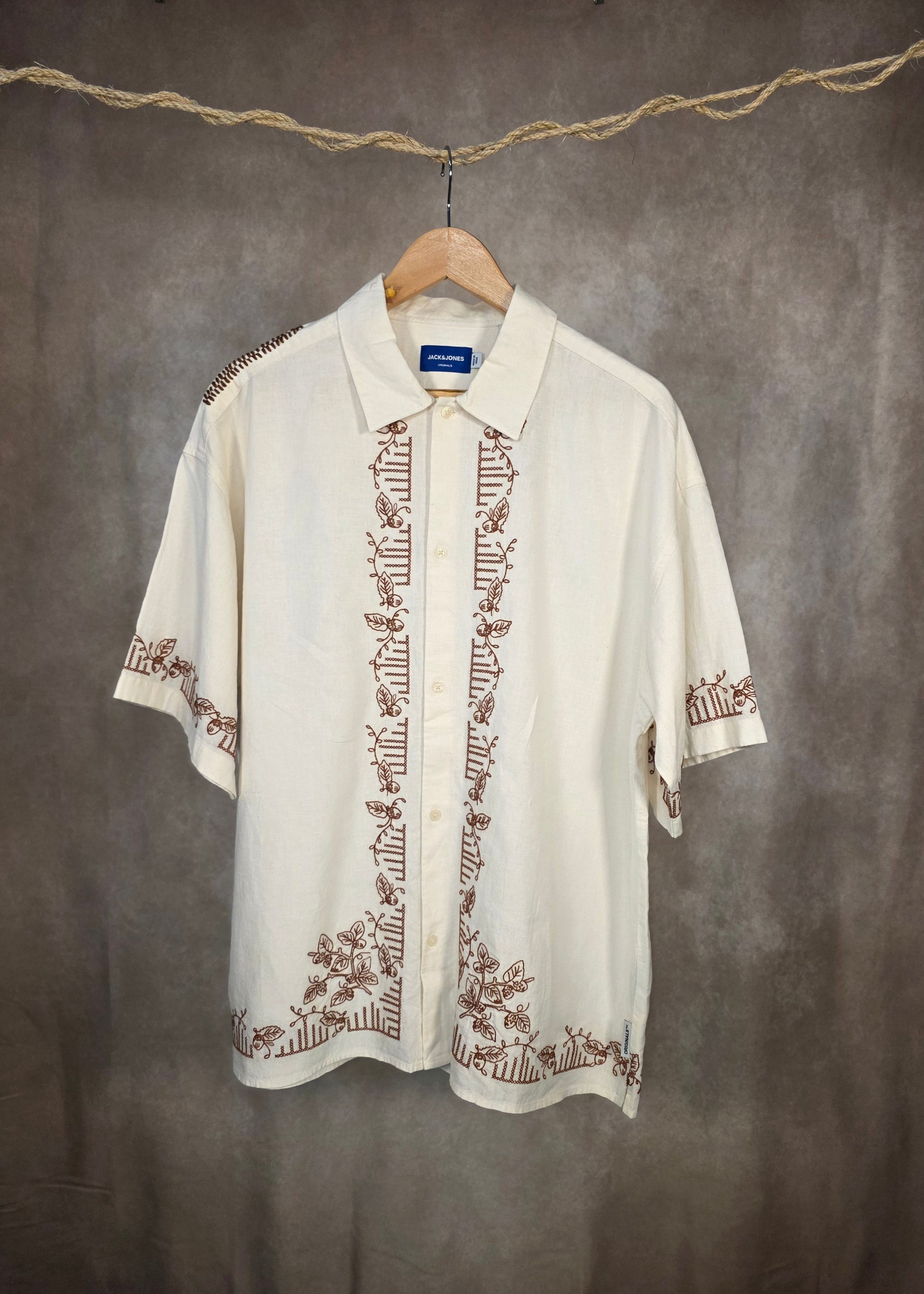 Camicia ricamata con motivi floreali