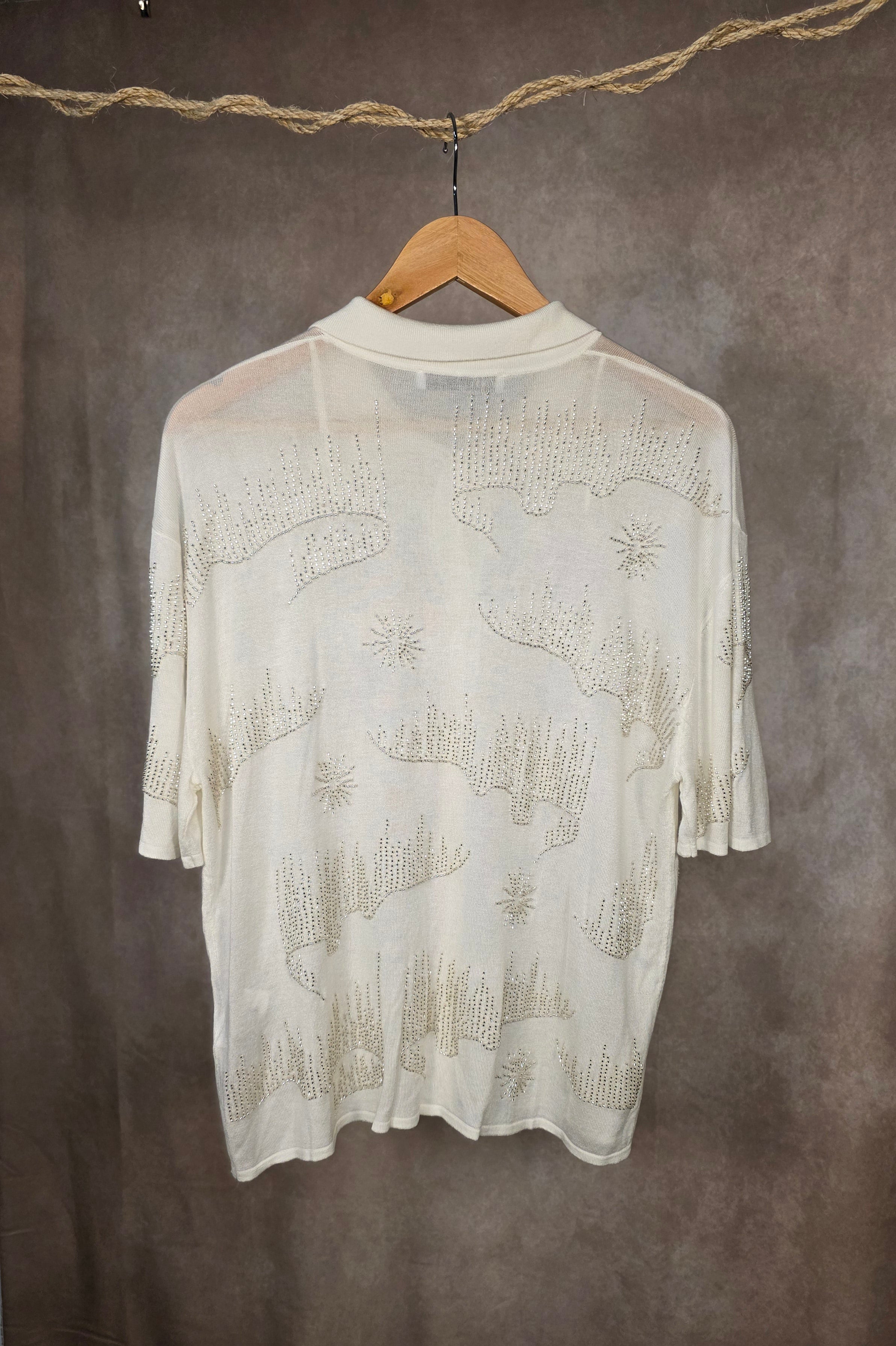 Camicia impreziosita con ricami di perline argentate