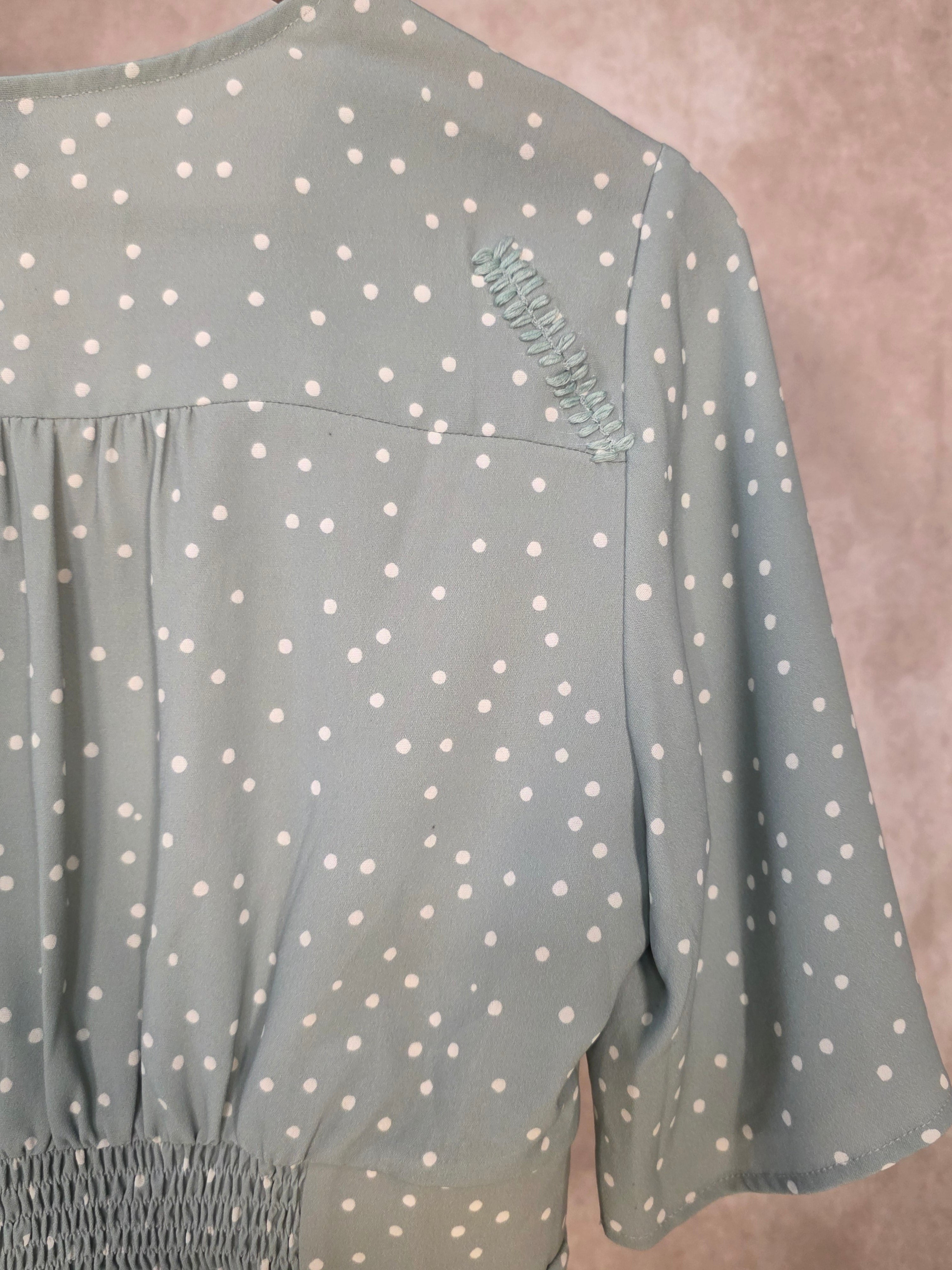 Camicia verde pastello a pois bianchi