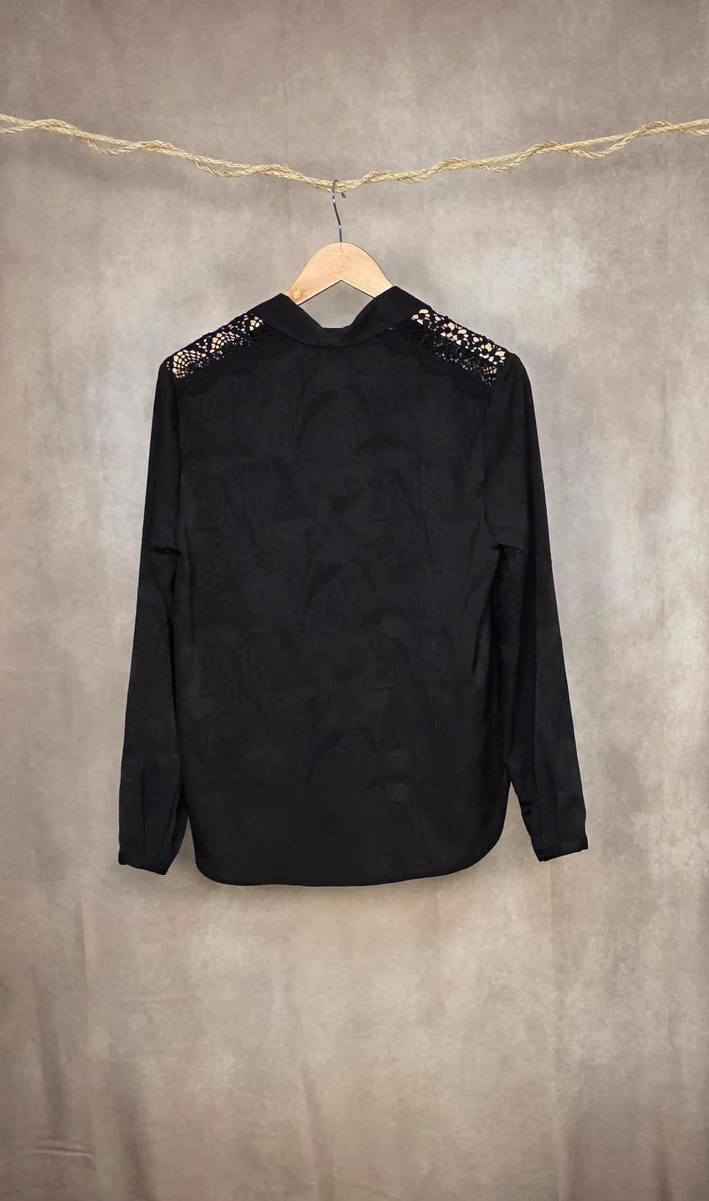 Camicia nera con inserti di pizzo