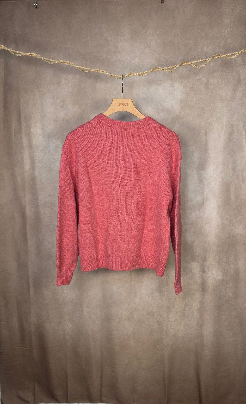 Cardigan rosa con bottoni