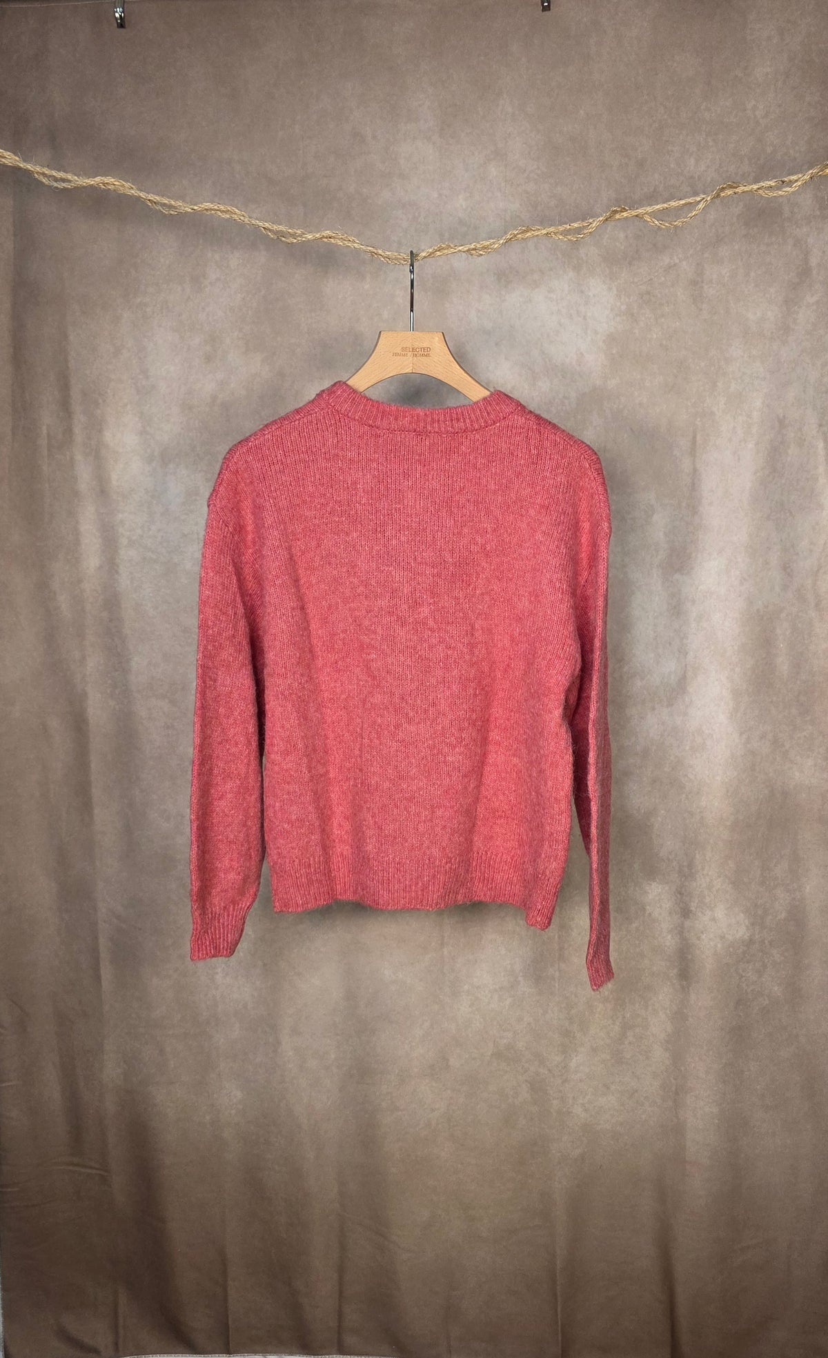 Cardigan rosa con bottoni